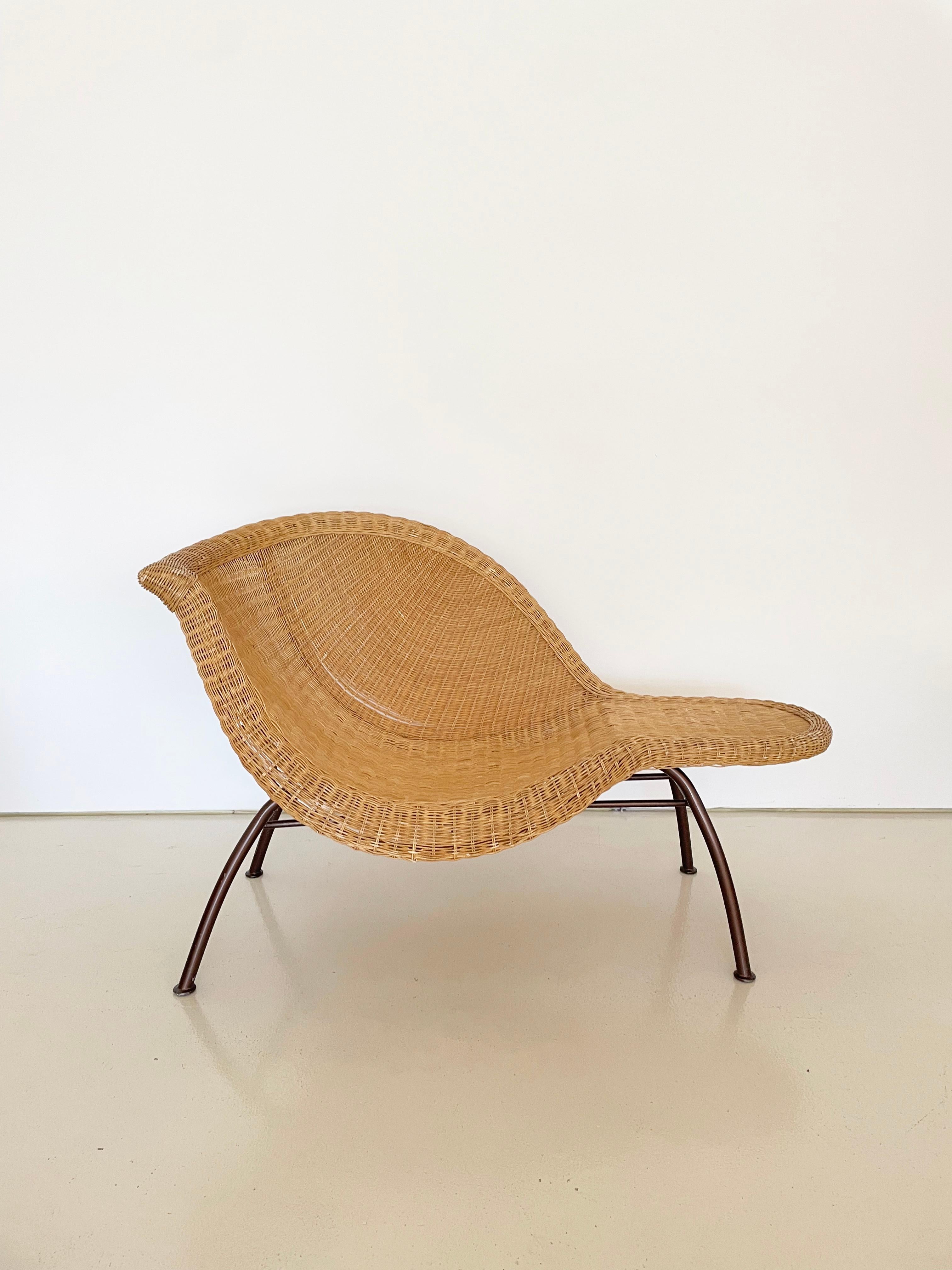 Organique Chaise longue vintage en osier en vente