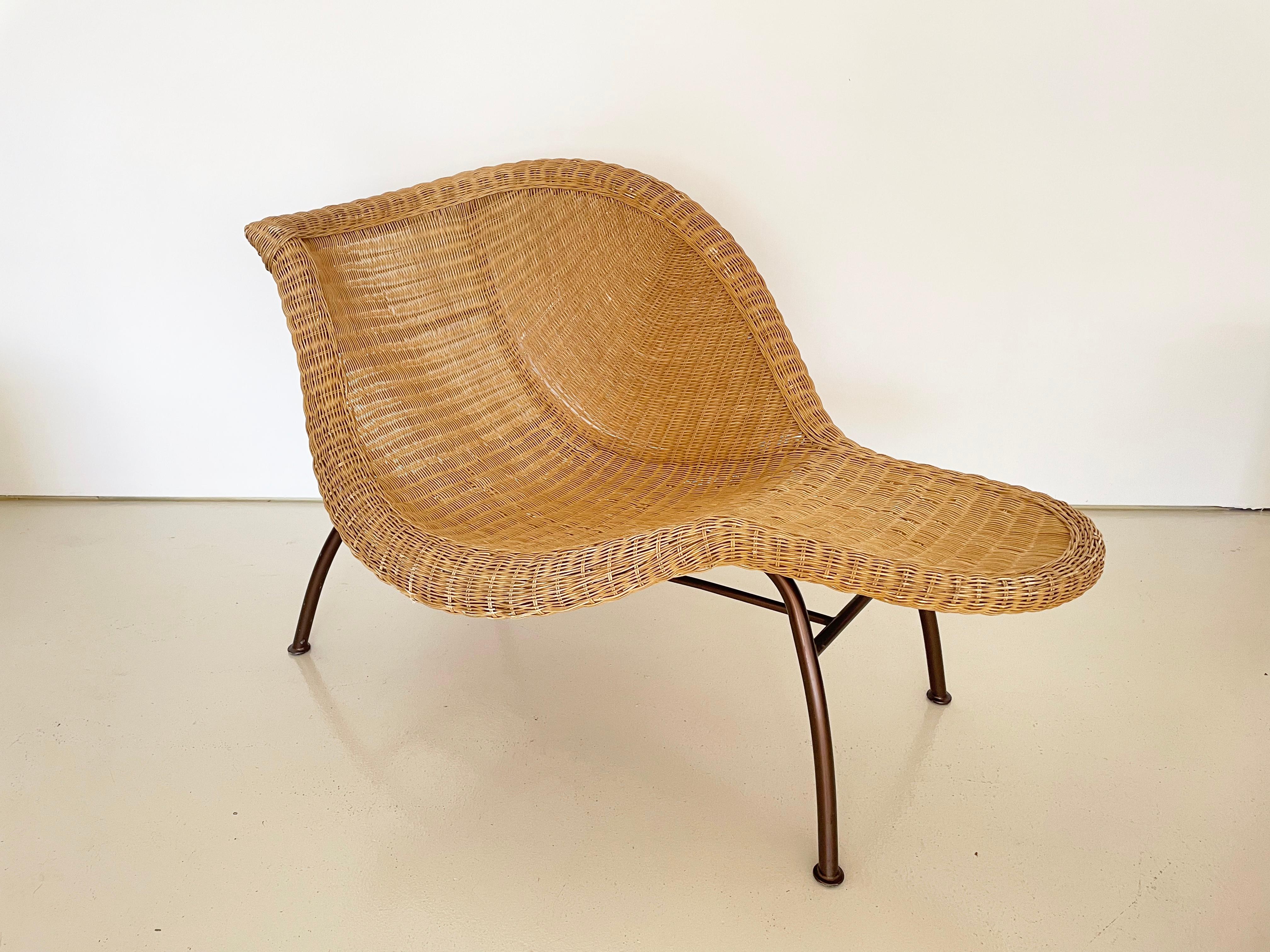 Vintage Wicker Chaise Lounge Stuhl (Handgewebt) im Angebot