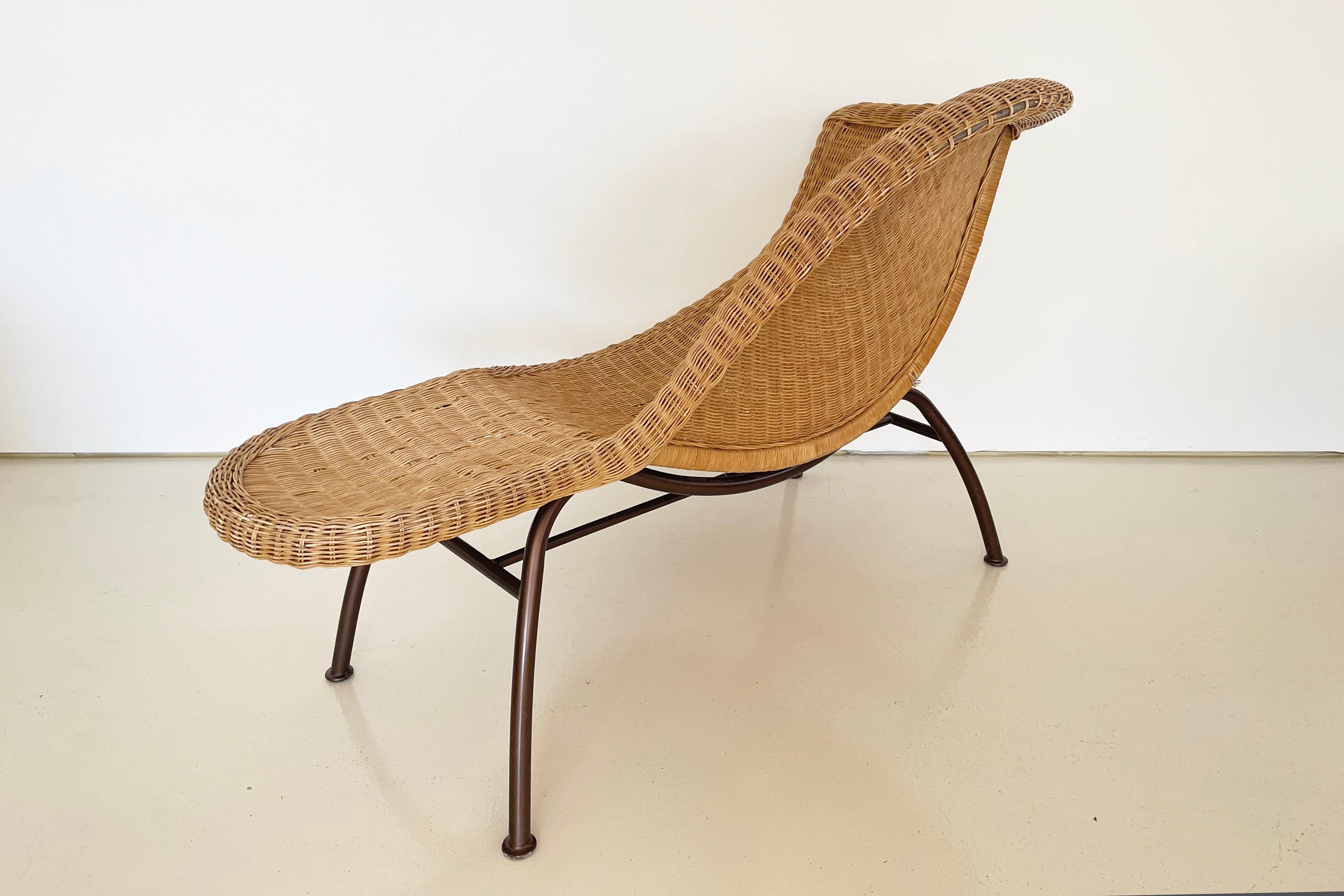 Organic Modern Vintage Wicker Chaise Lounge Chair For Sale