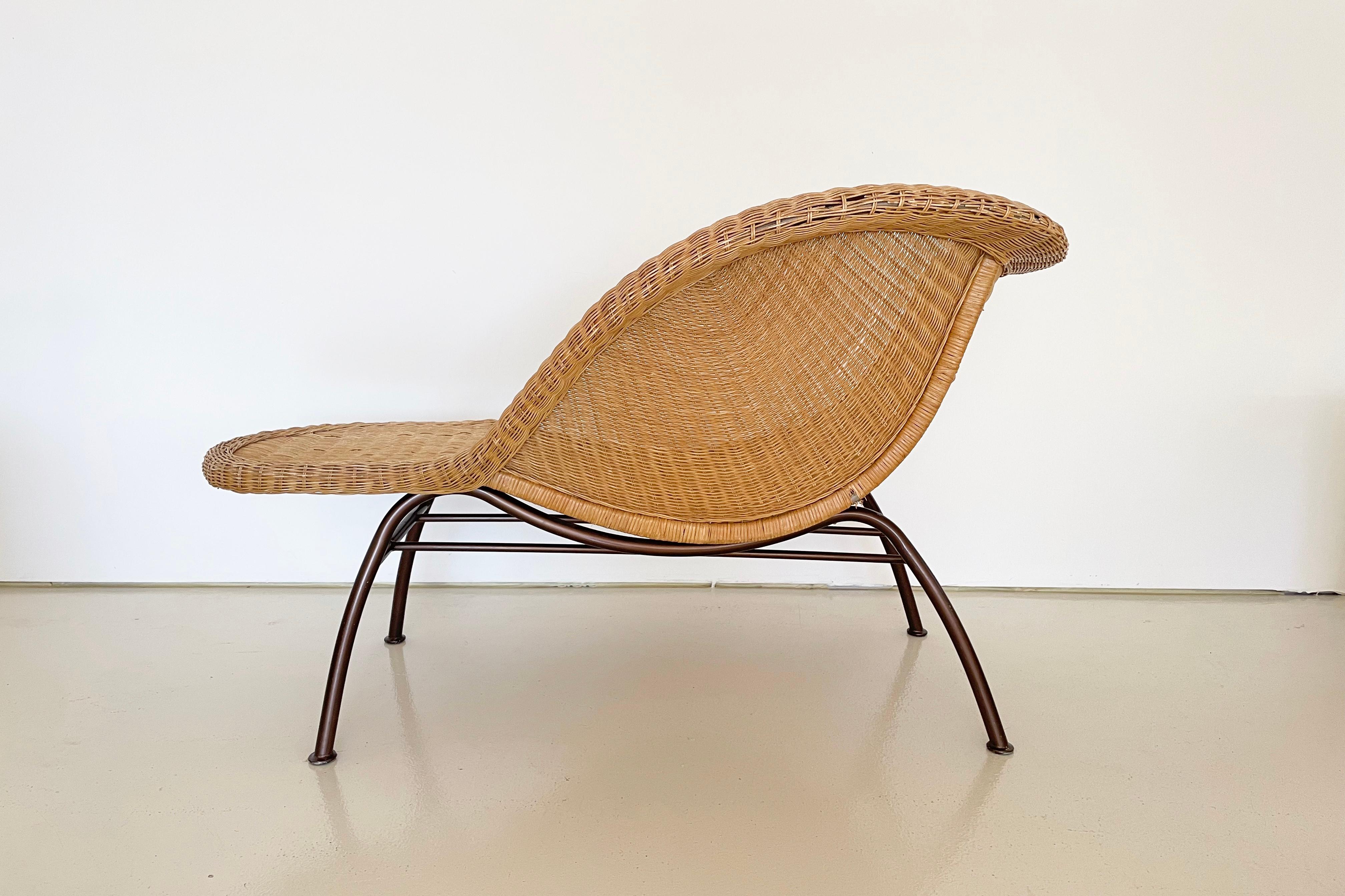 American Vintage Wicker Chaise Lounge Chair For Sale