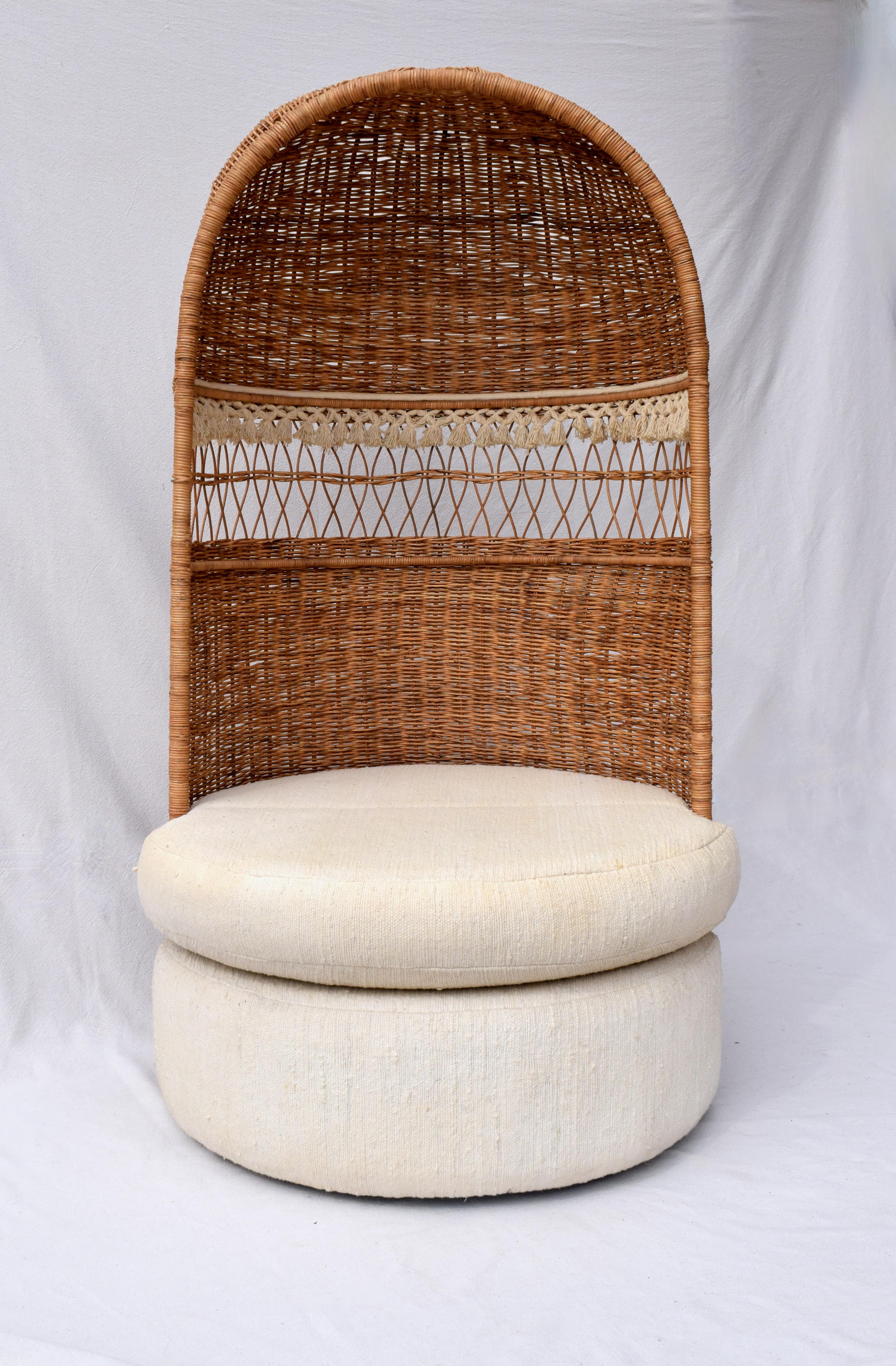 An cozy vintage dome hooded wicker lounge chair with all original nubby upholstery. San organic option suitable for a variety of meditative settings including Boho Chic & Coastal. Can be used with or without the backrest cushions. Seat Hight: 18