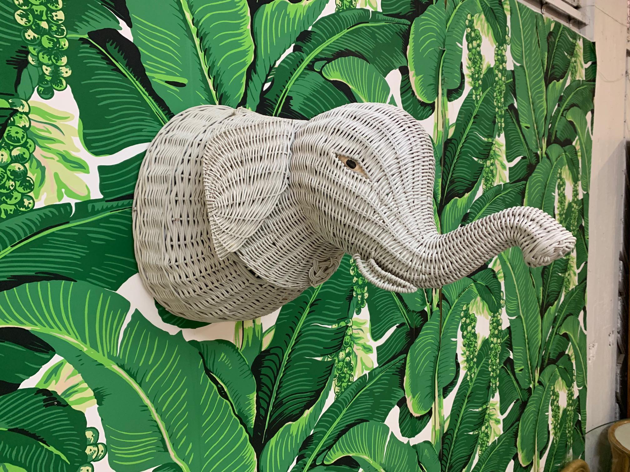 Der Elefantenkopf aus Weidengeflecht im Vintage-Stil schmückt jede Wand und verleiht jeder Einrichtung einen Hauch von Laune. Guter Zustand mit kleinen altersbedingten Mängeln, siehe Fotos für Zustandsdetails.