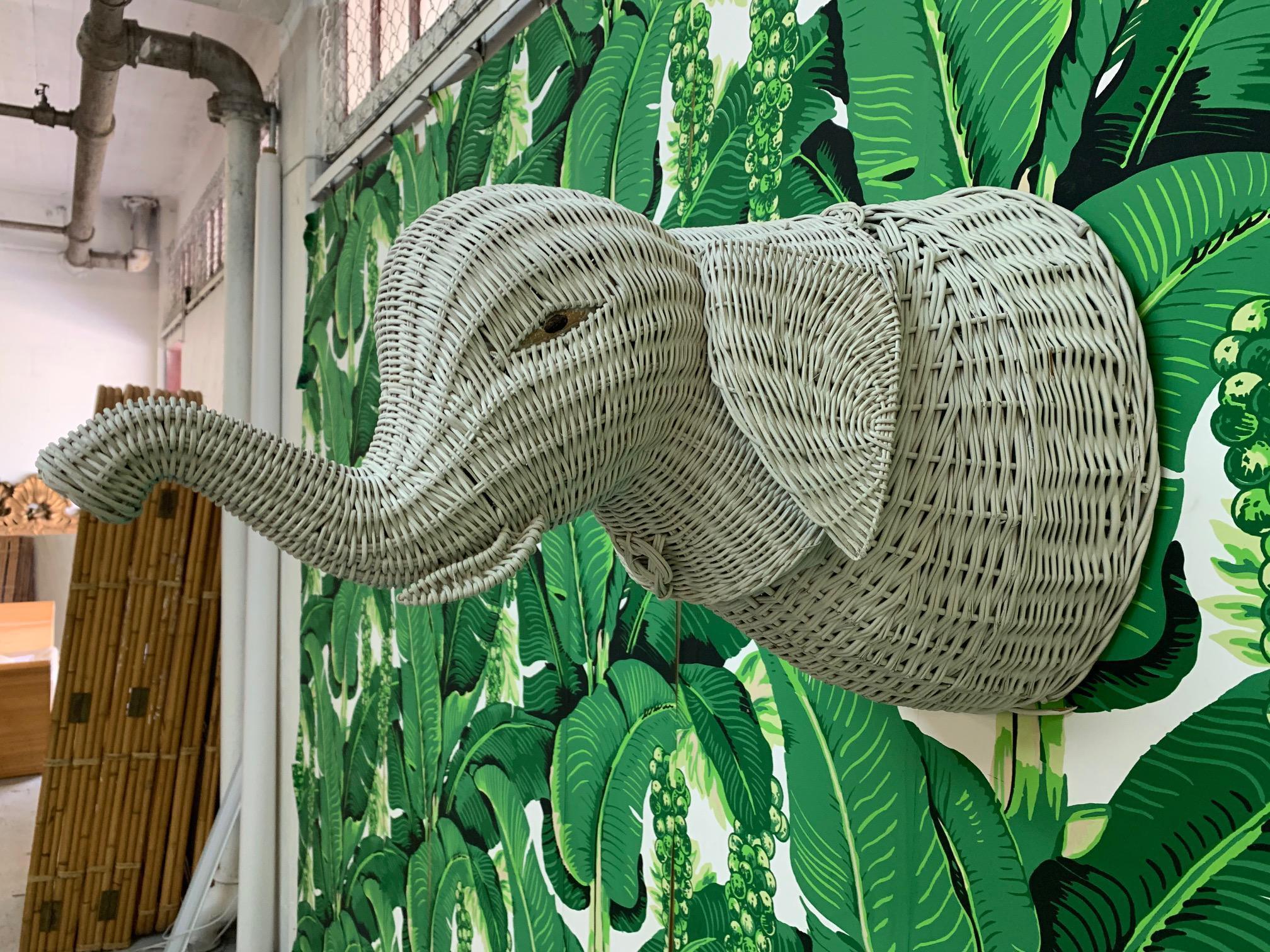 Der Elefantenkopf aus Weidengeflecht im Vintage-Stil schmückt jede Wand und verleiht jeder Einrichtung einen Hauch von Laune. Guter Zustand mit kleinen altersbedingten Mängeln, siehe Fotos für Zustandsdetails. 
Für einen Kostenvoranschlag für den