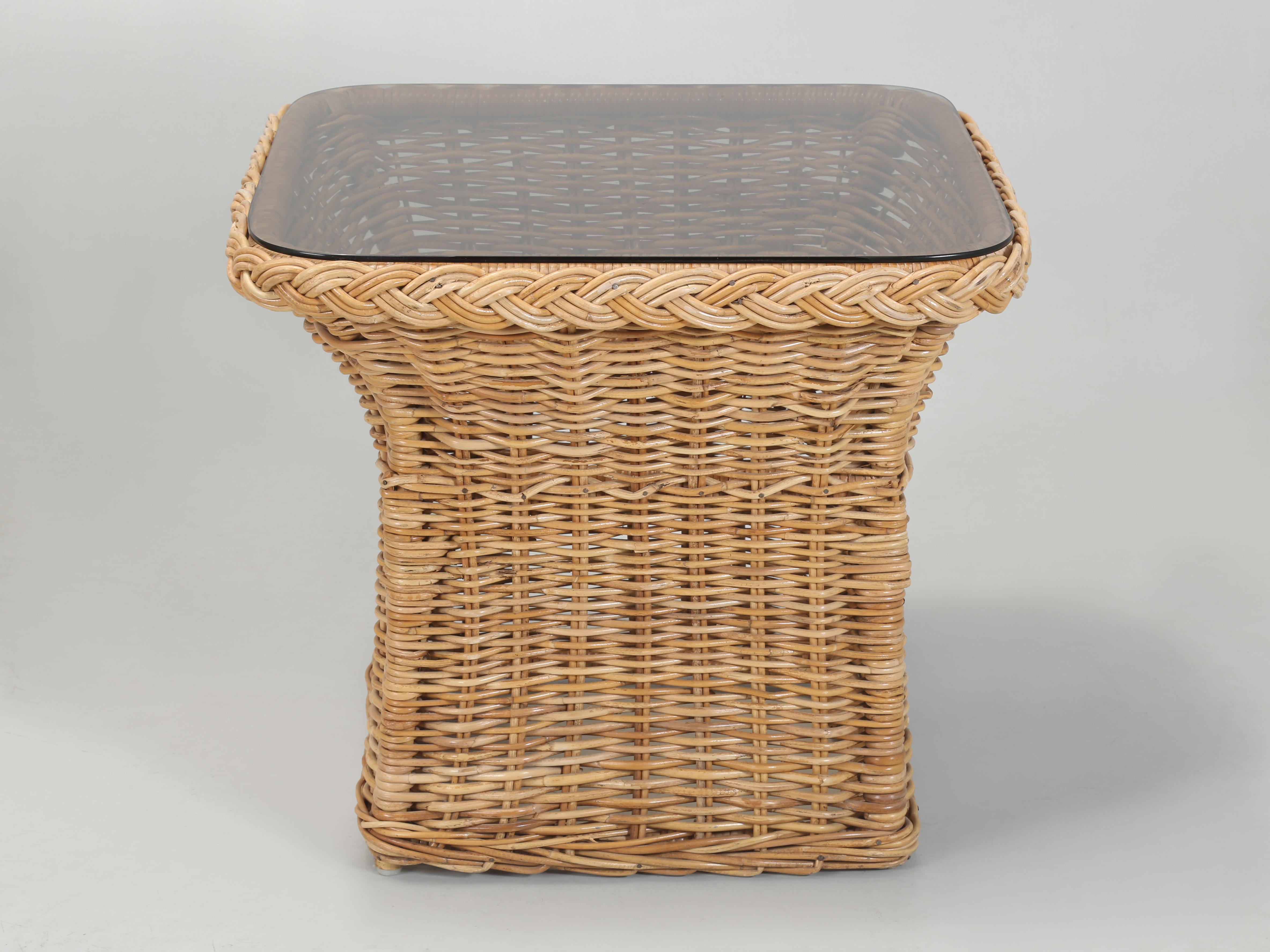 Table d'appoint en osier vintage avec plateau en verre fumé. Nous supposons que la Table Wicker a été fabriquée dans les années 1970, notamment grâce au plateau en verre fumé de la Table d'appoint ou de la Table de bout Wicker. Nous avons
