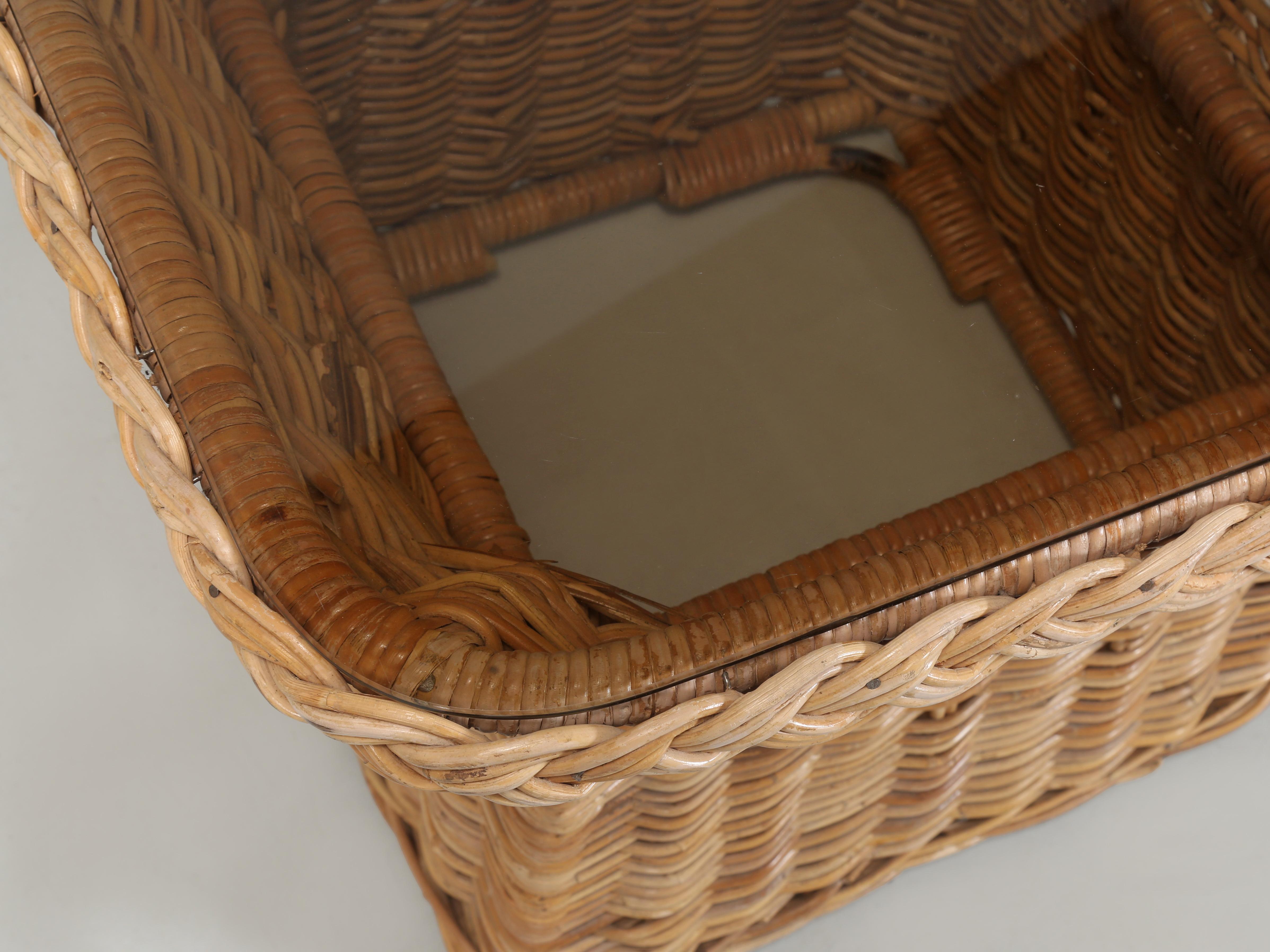 Country Table d'appoint en osier vintage ou table d'appoint en osier en vente