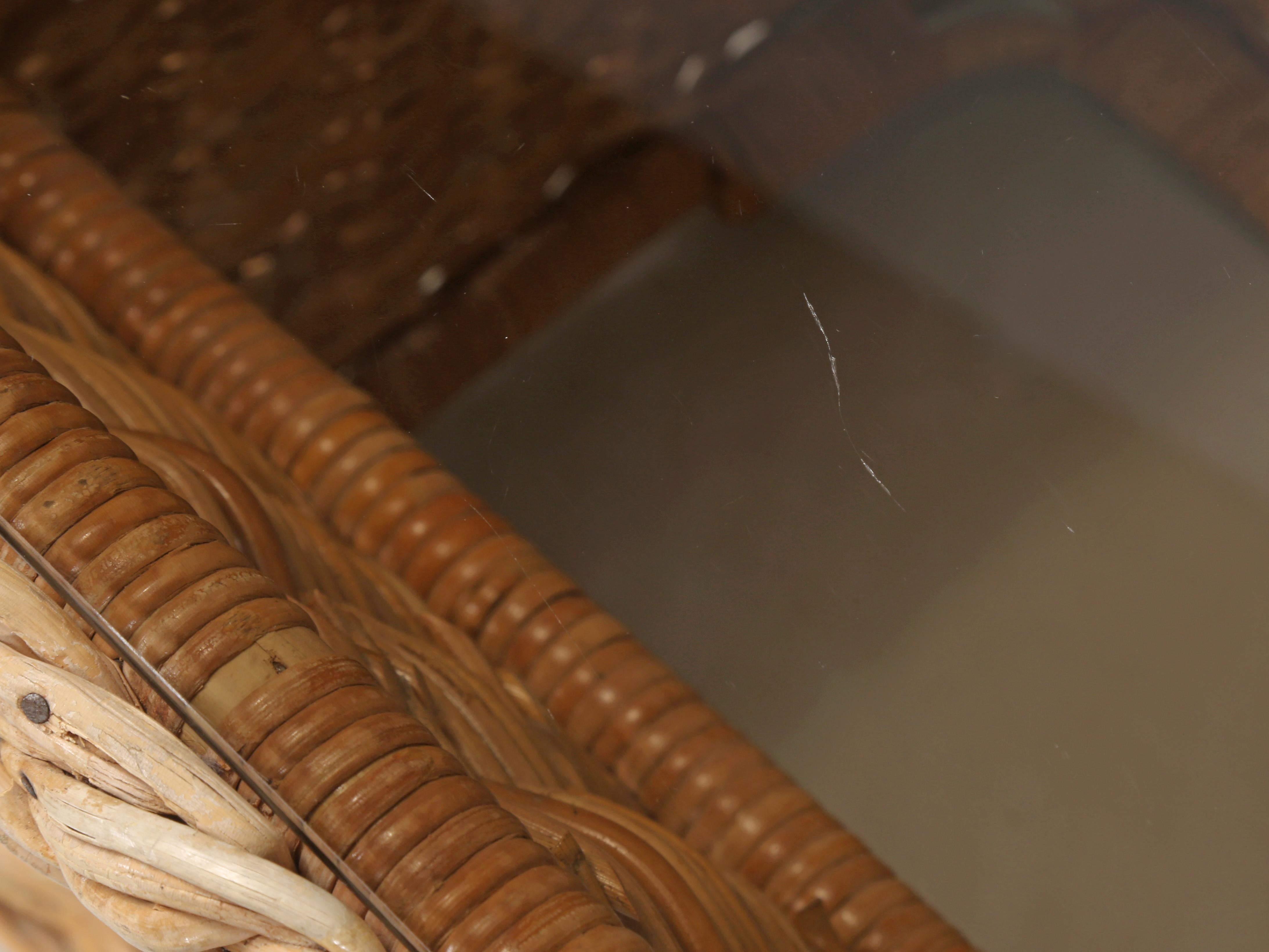 Fait main Table d'appoint en osier vintage ou table d'appoint en osier en vente