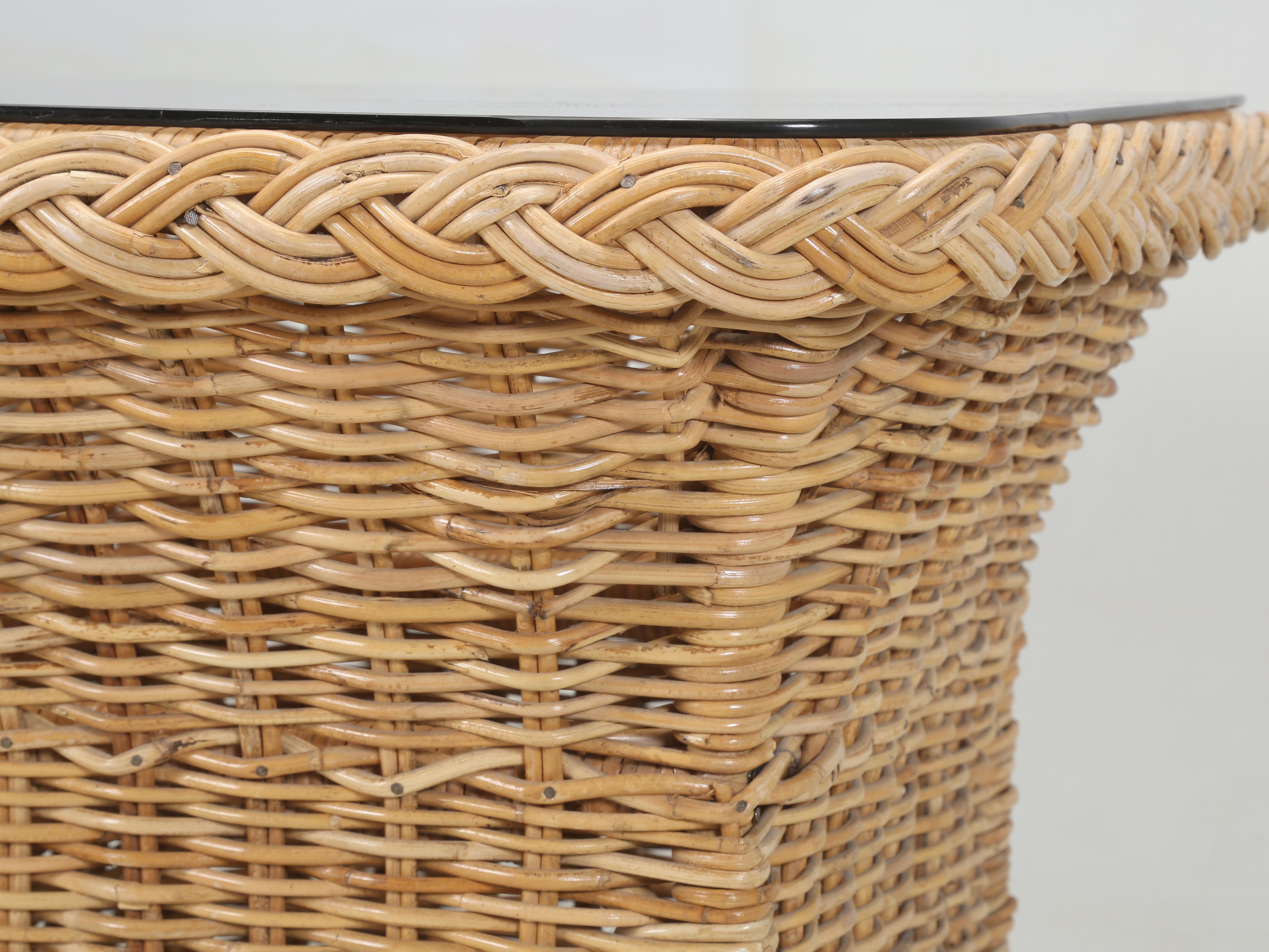 Table d'appoint en osier vintage ou table d'appoint en osier Bon état - En vente à Chicago, IL