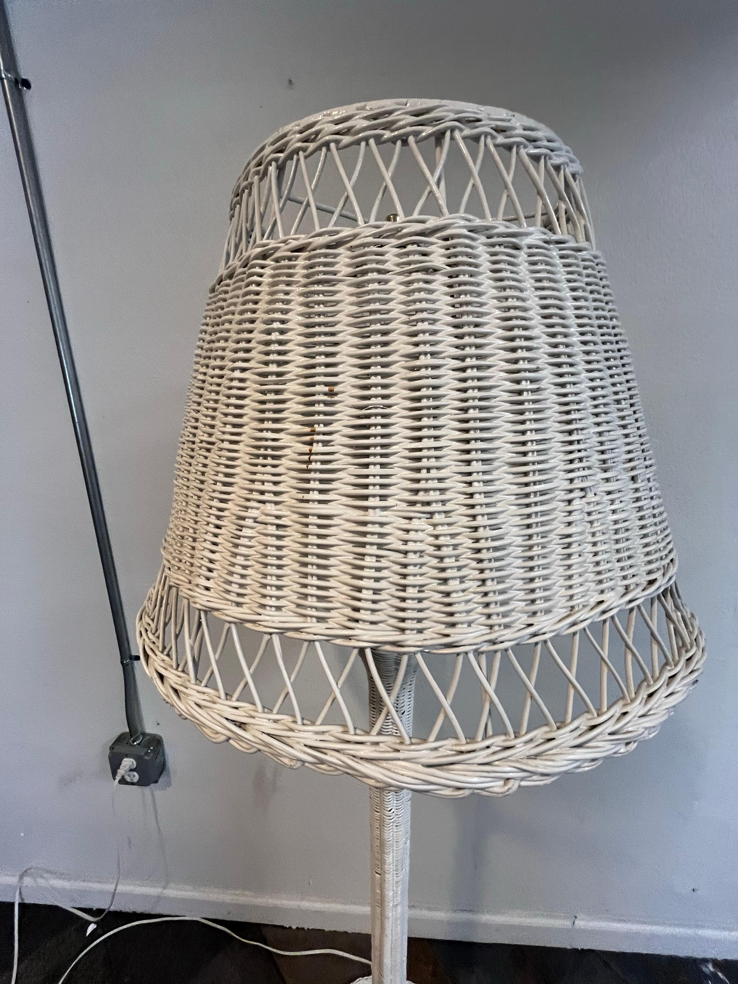 Hollywood Regency Lampada da terra in vimini vintage in vendita