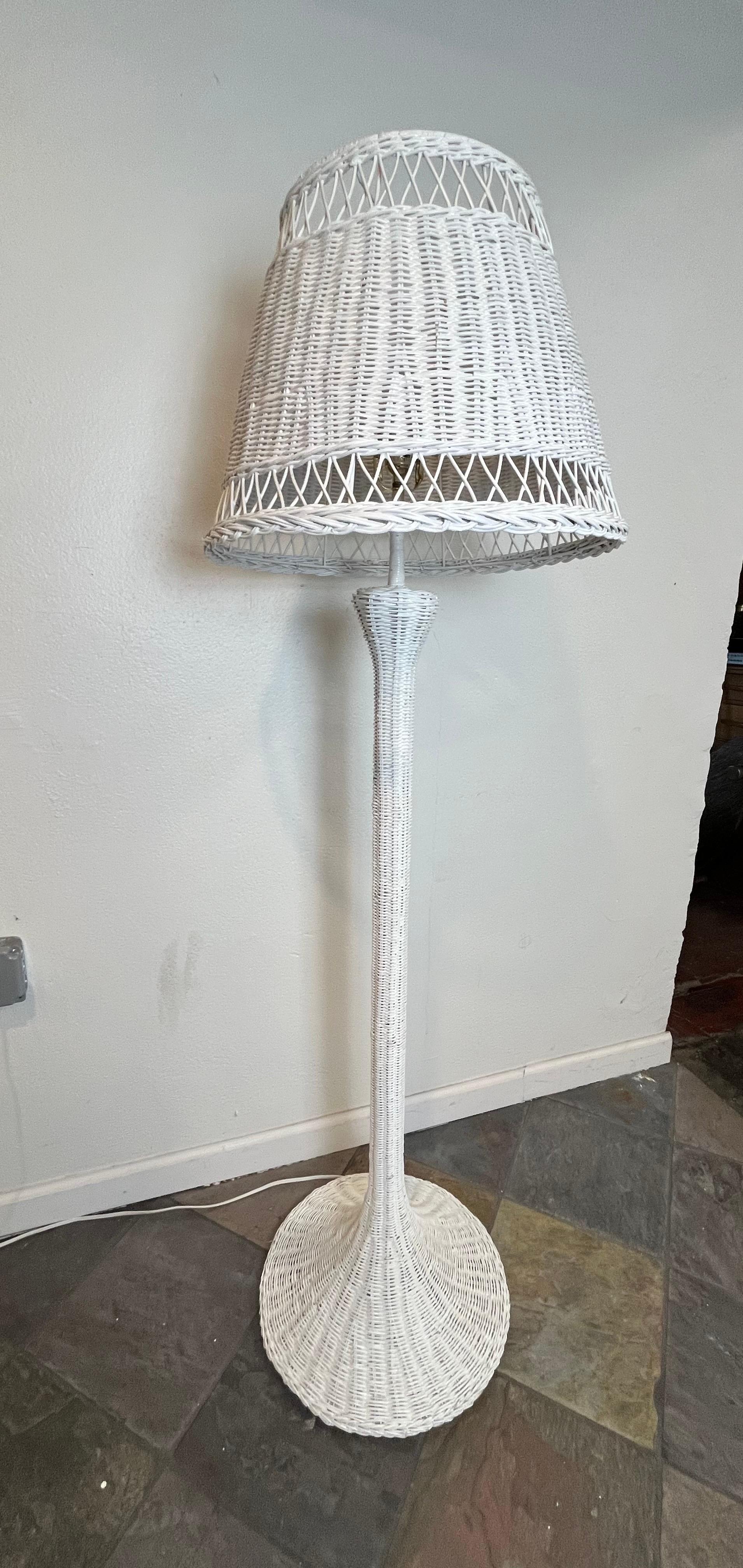 Lampada da terra in vimini vintage In condizioni buone in vendita a W Allenhurst, NJ