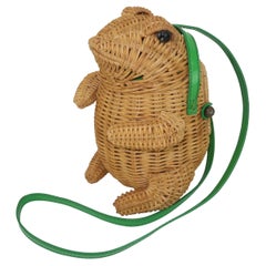 Vintage Wicker Frog Novelty Handbag With Green Patent Shoulder Strap (sac à main en osier avec grenouille)