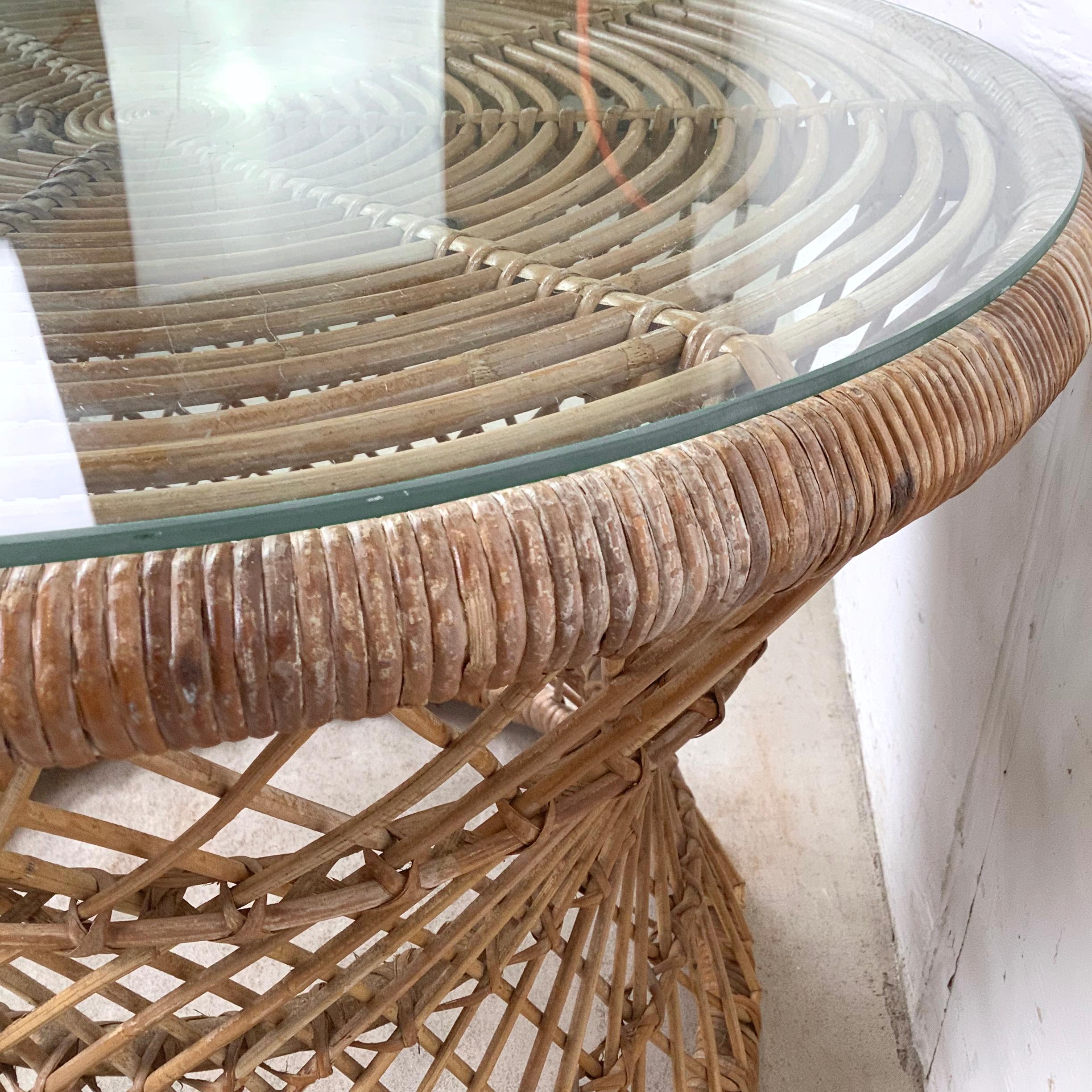 Vintage Wicker Lattice Round Side Table With Glass Top en vente 3