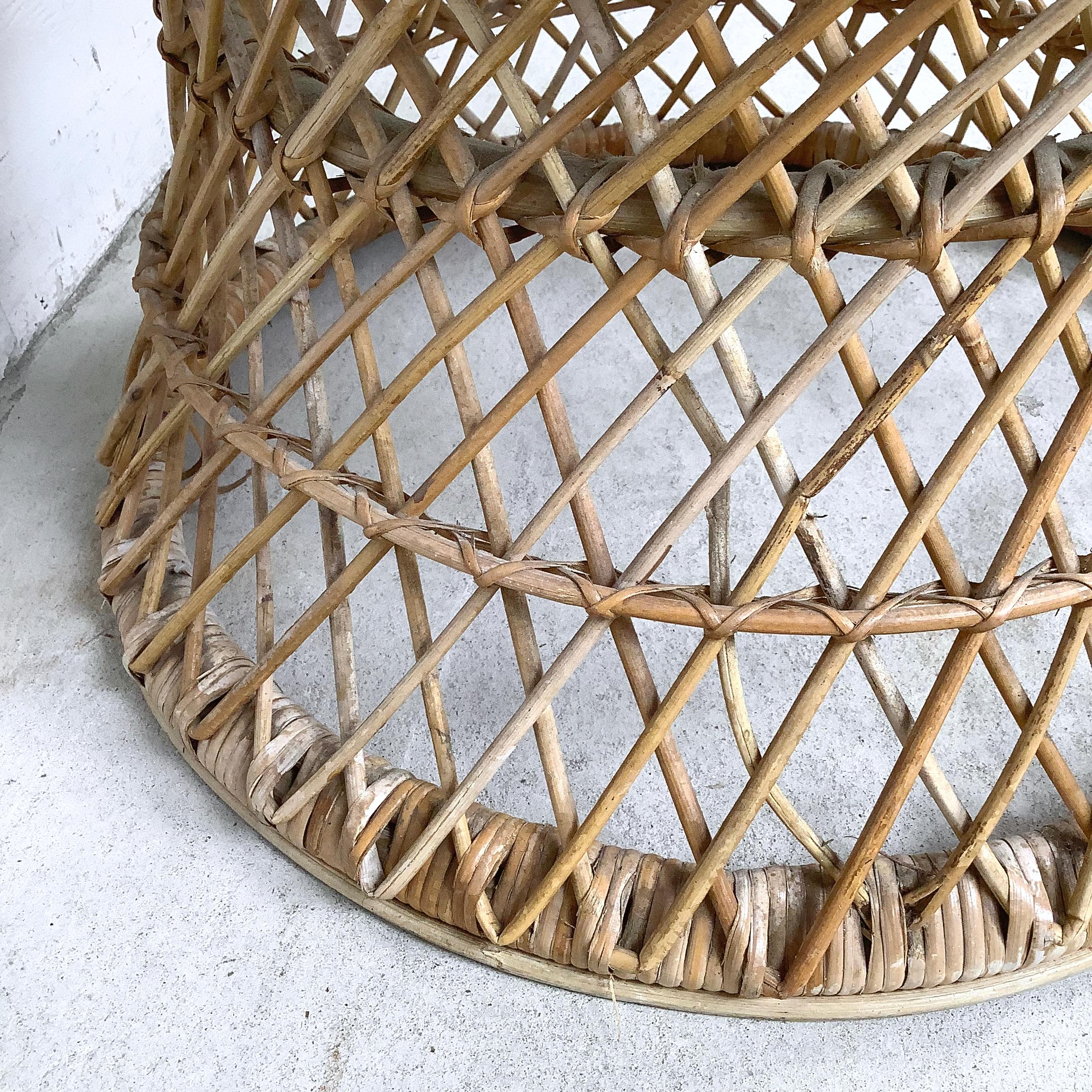Vintage Wicker Lattice Round Side Table With Glass Top en vente 4