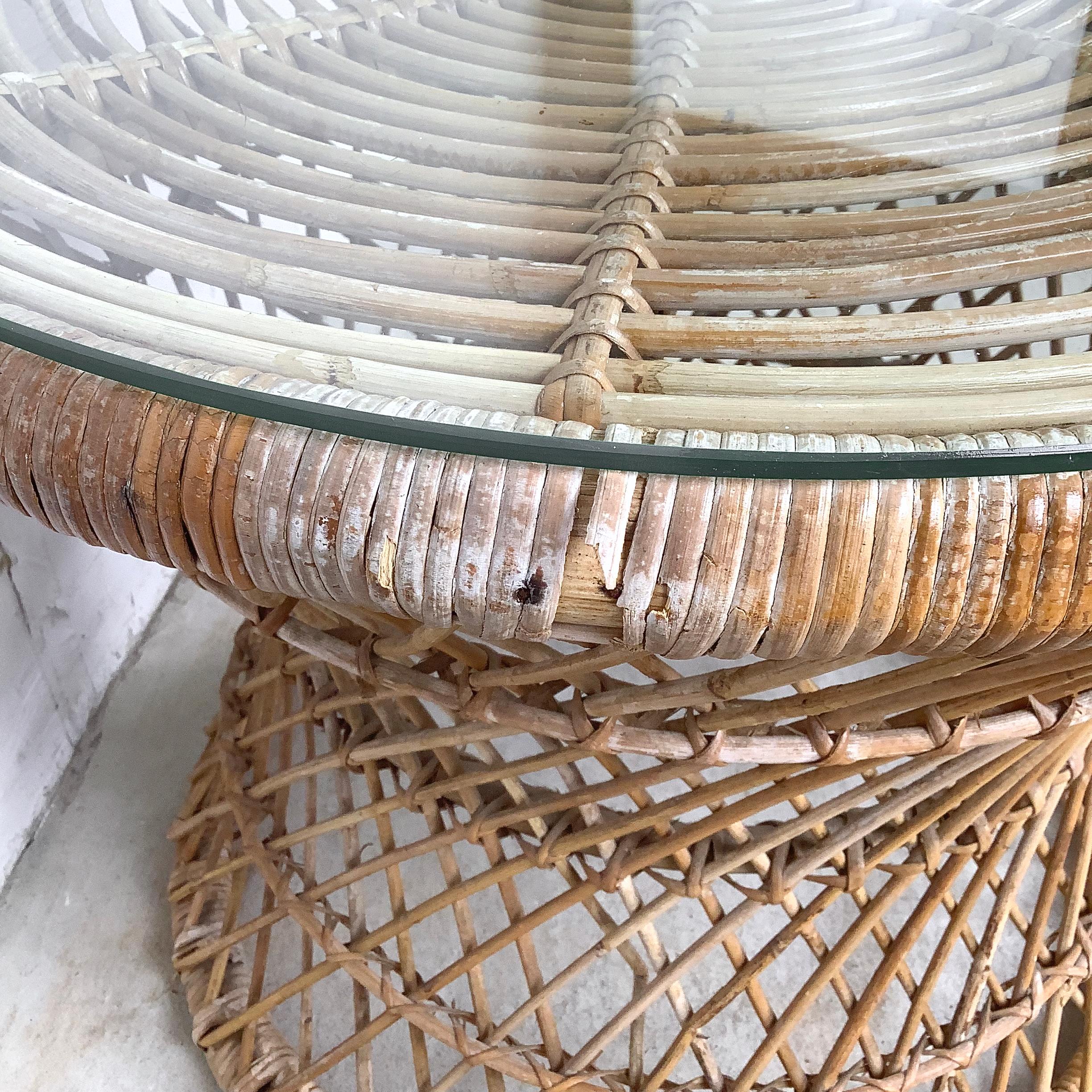 Vintage Wicker Lattice Round Side Table With Glass Top en vente 5