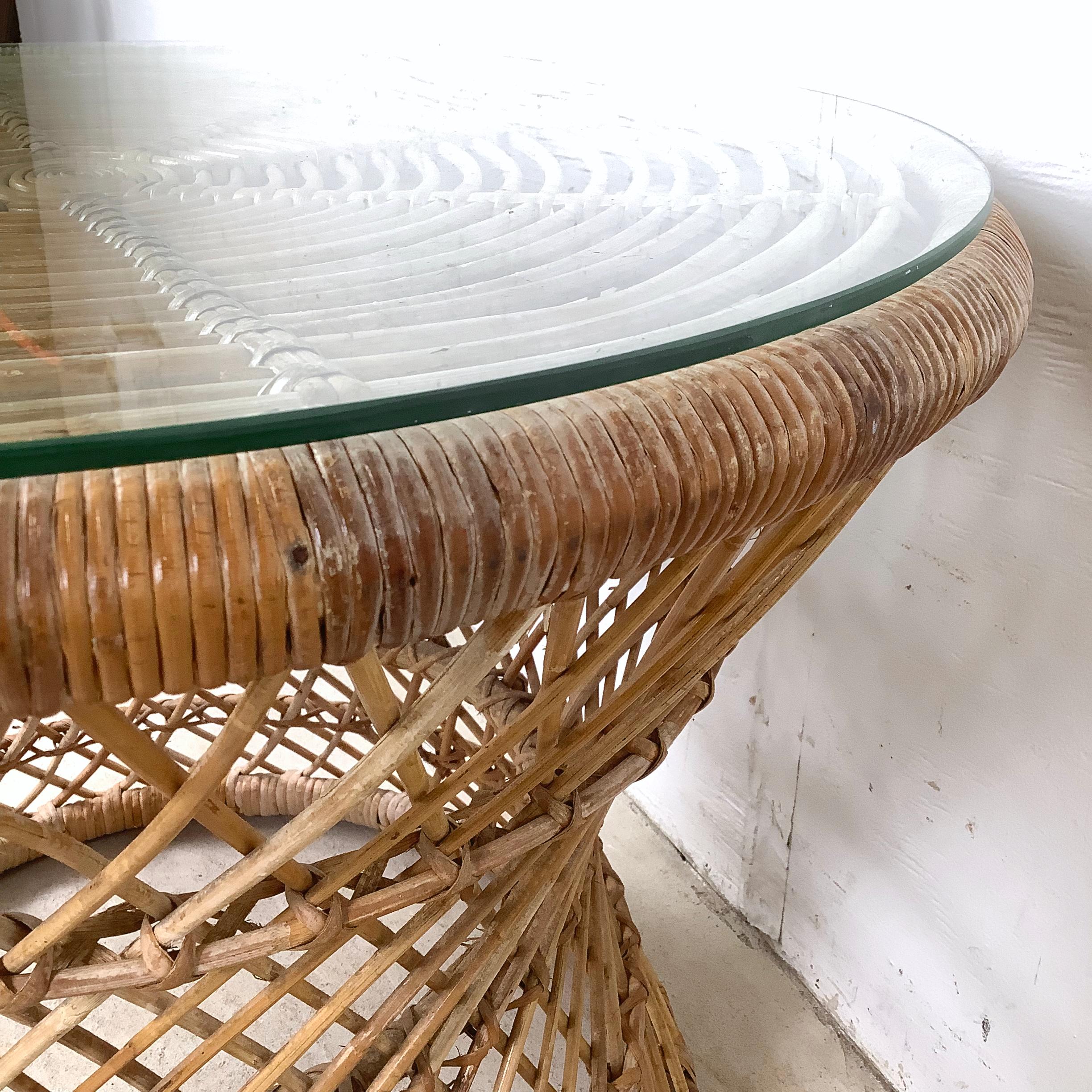 Vintage Wicker Lattice Round Side Table With Glass Top en vente 6