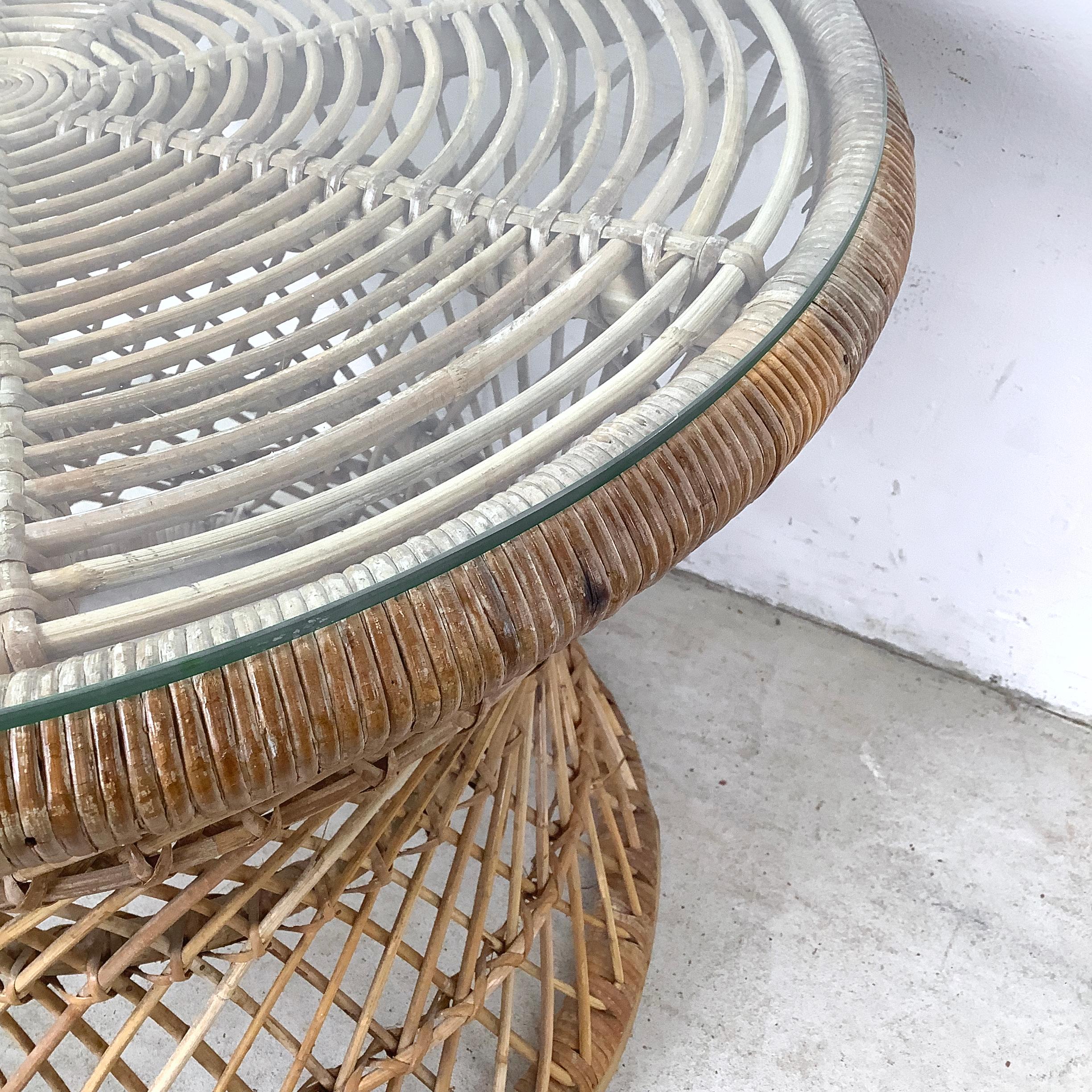 Vintage Wicker Lattice Round Side Table With Glass Top en vente 7