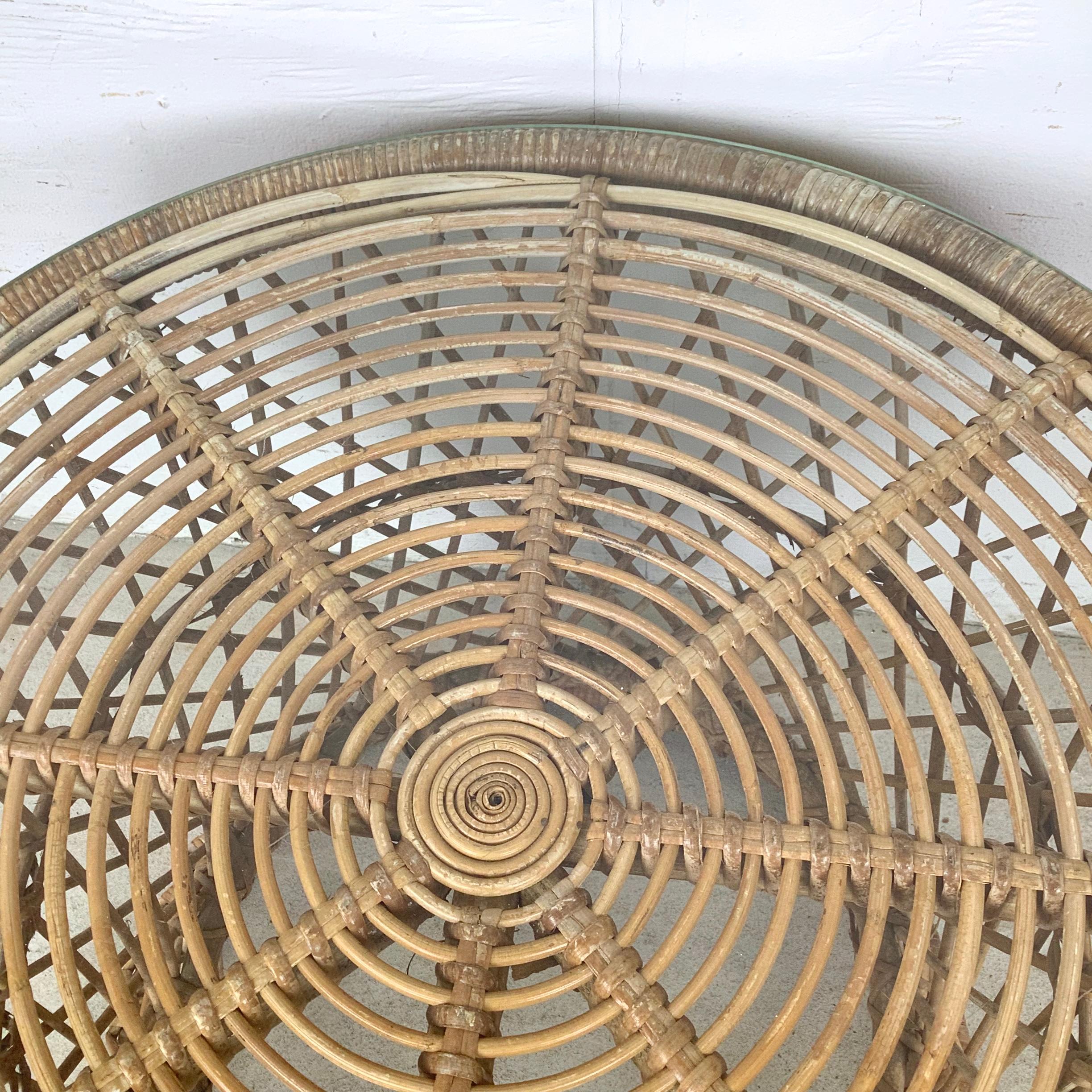 Vintage Wicker Lattice Round Side Table With Glass Top en vente 8