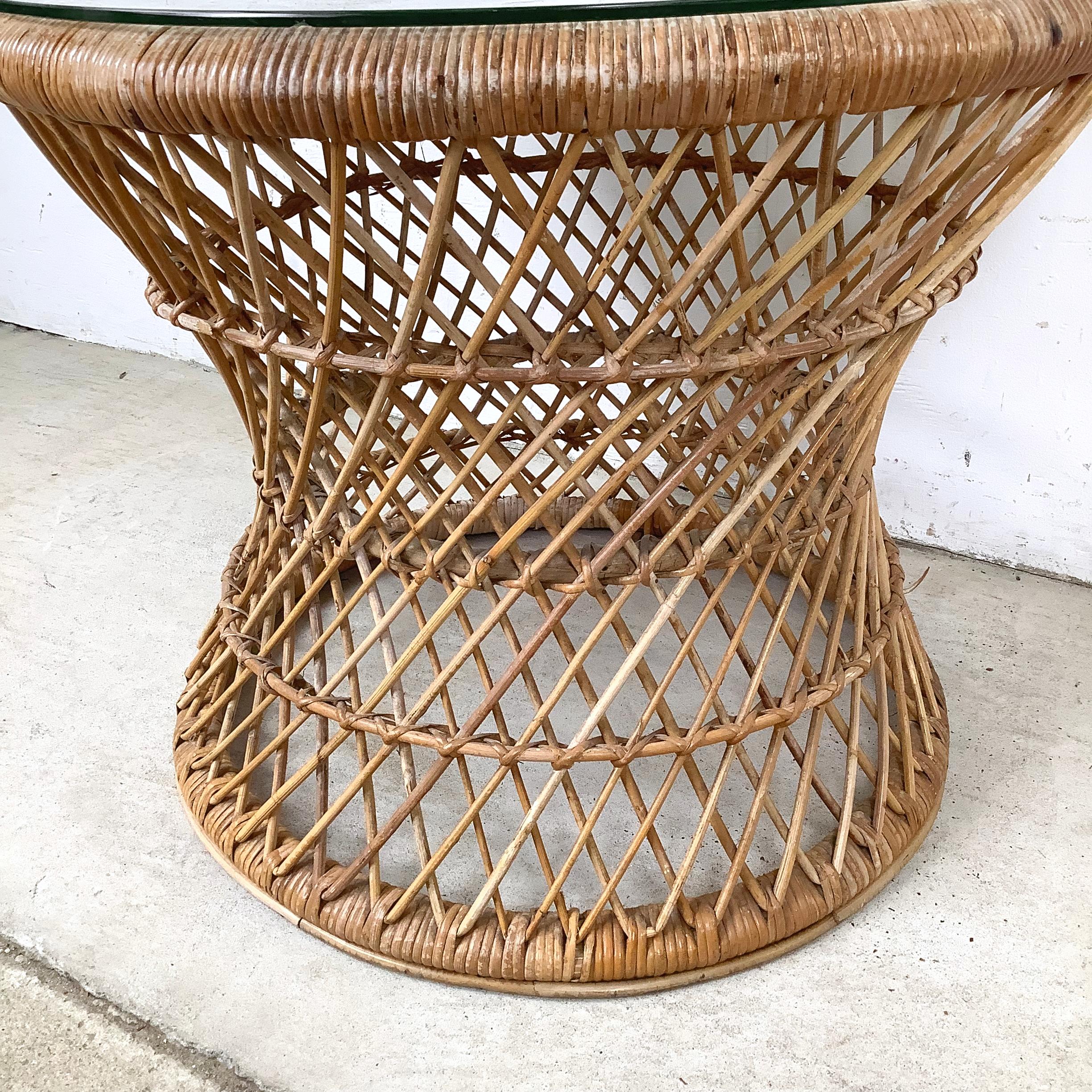 Vintage Wicker Lattice Round Side Table With Glass Top en vente 13