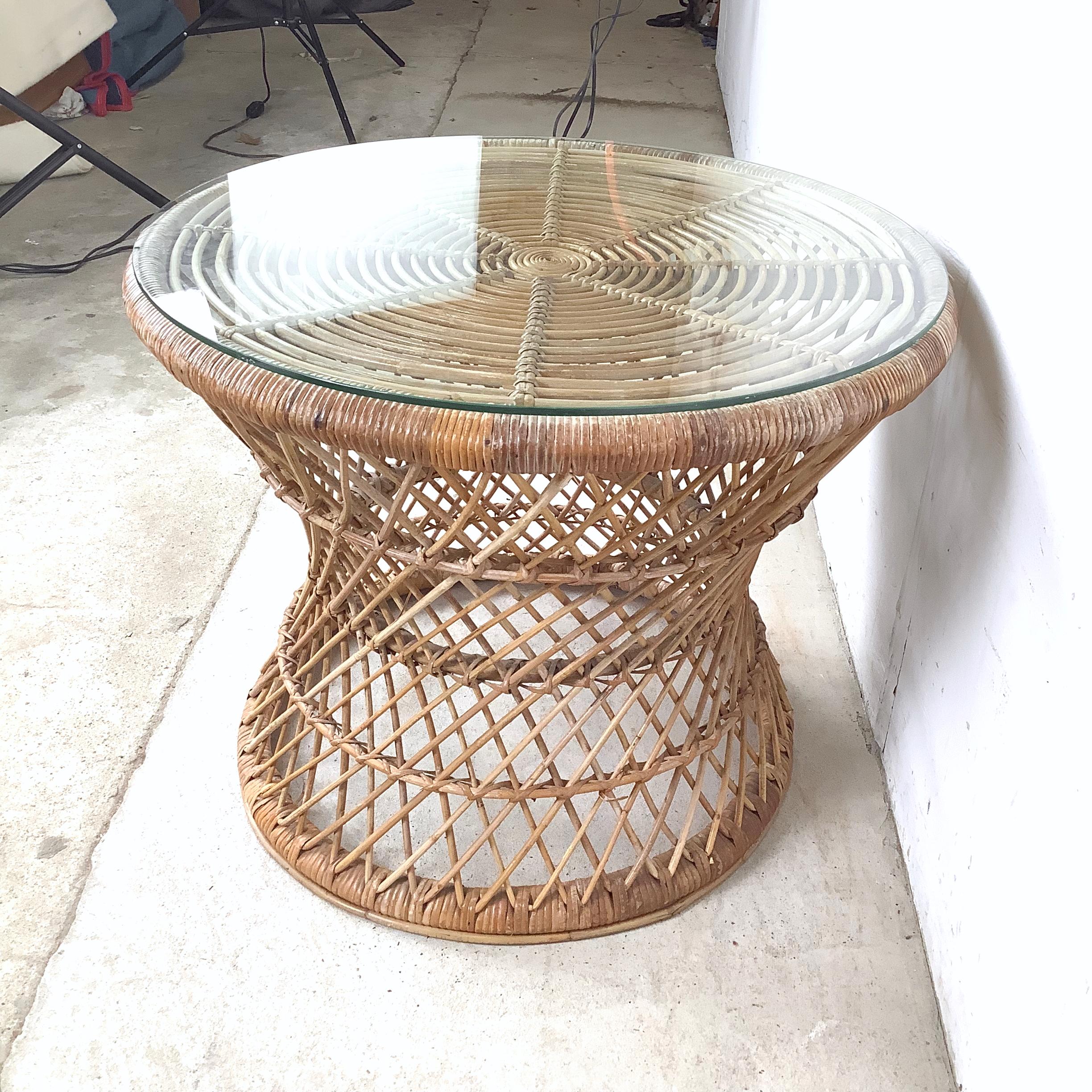 Autre Vintage Wicker Lattice Round Side Table With Glass Top en vente