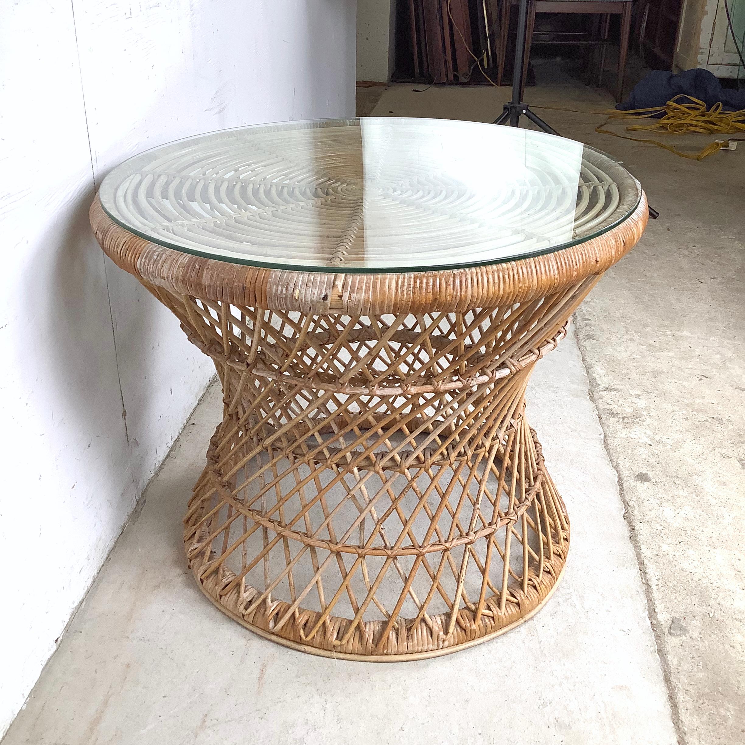 Vintage Wicker Lattice Round Side Table With Glass Top Bon état - En vente à Trenton, NJ
