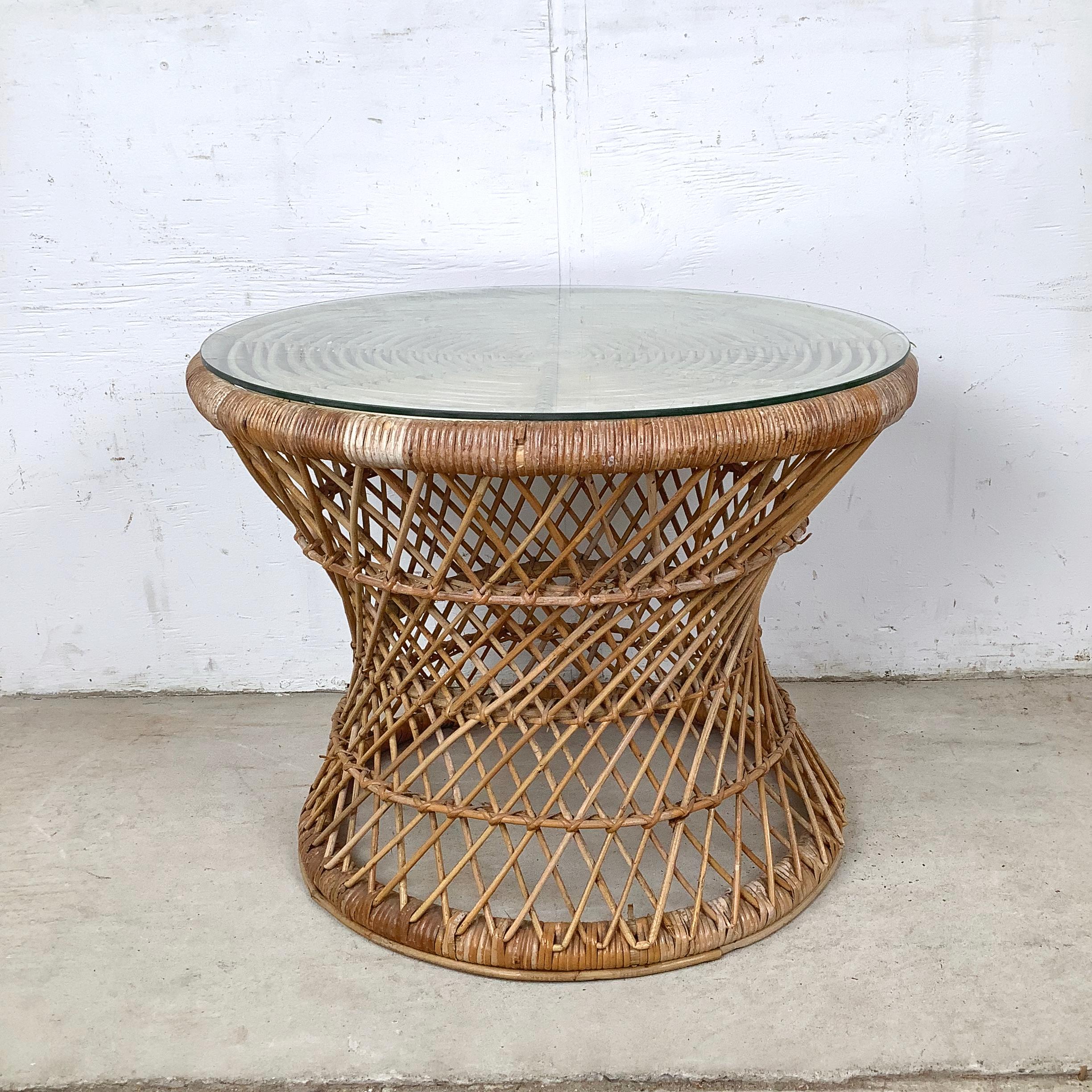 20ième siècle Vintage Wicker Lattice Round Side Table With Glass Top en vente