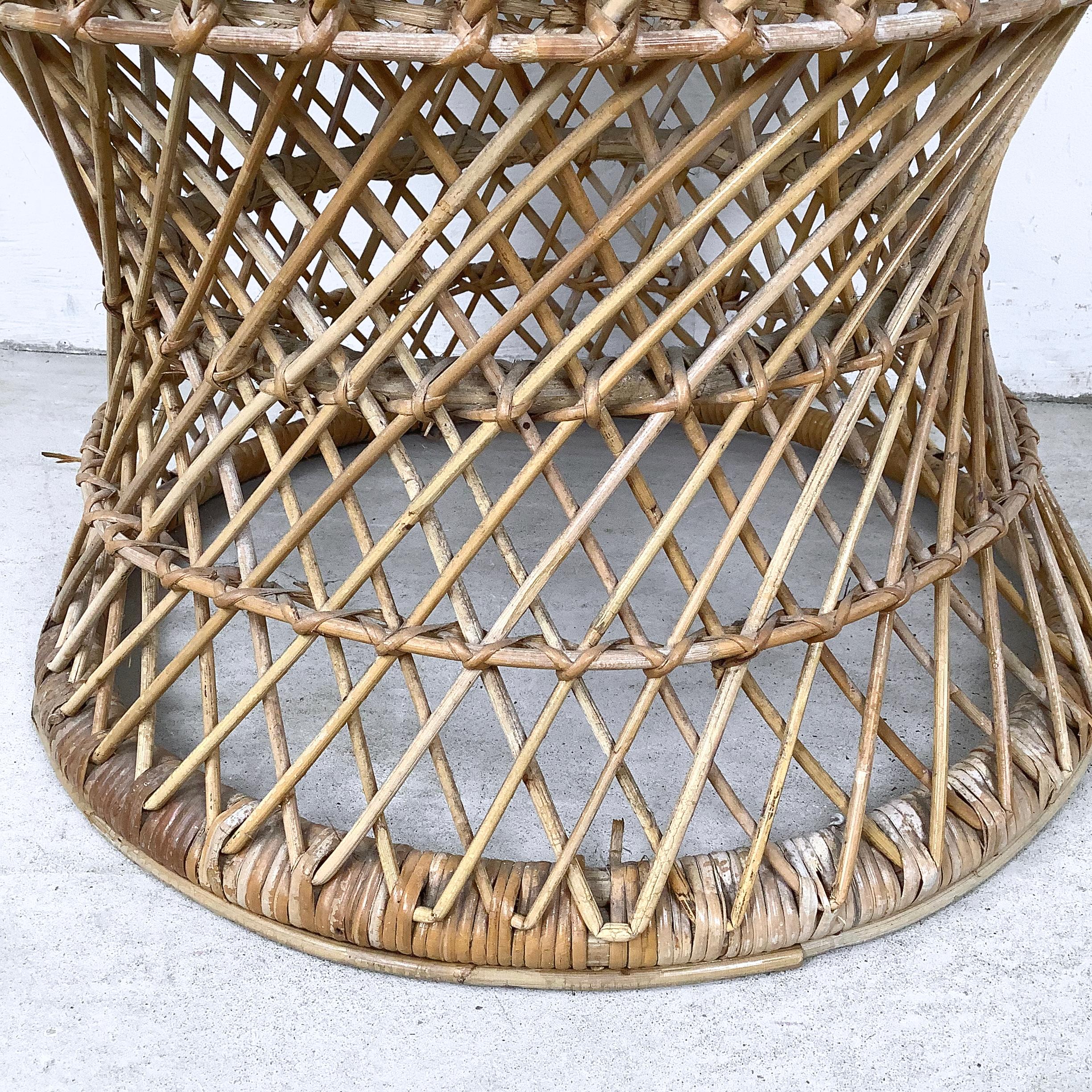 Vintage Wicker Lattice Round Side Table With Glass Top en vente 1