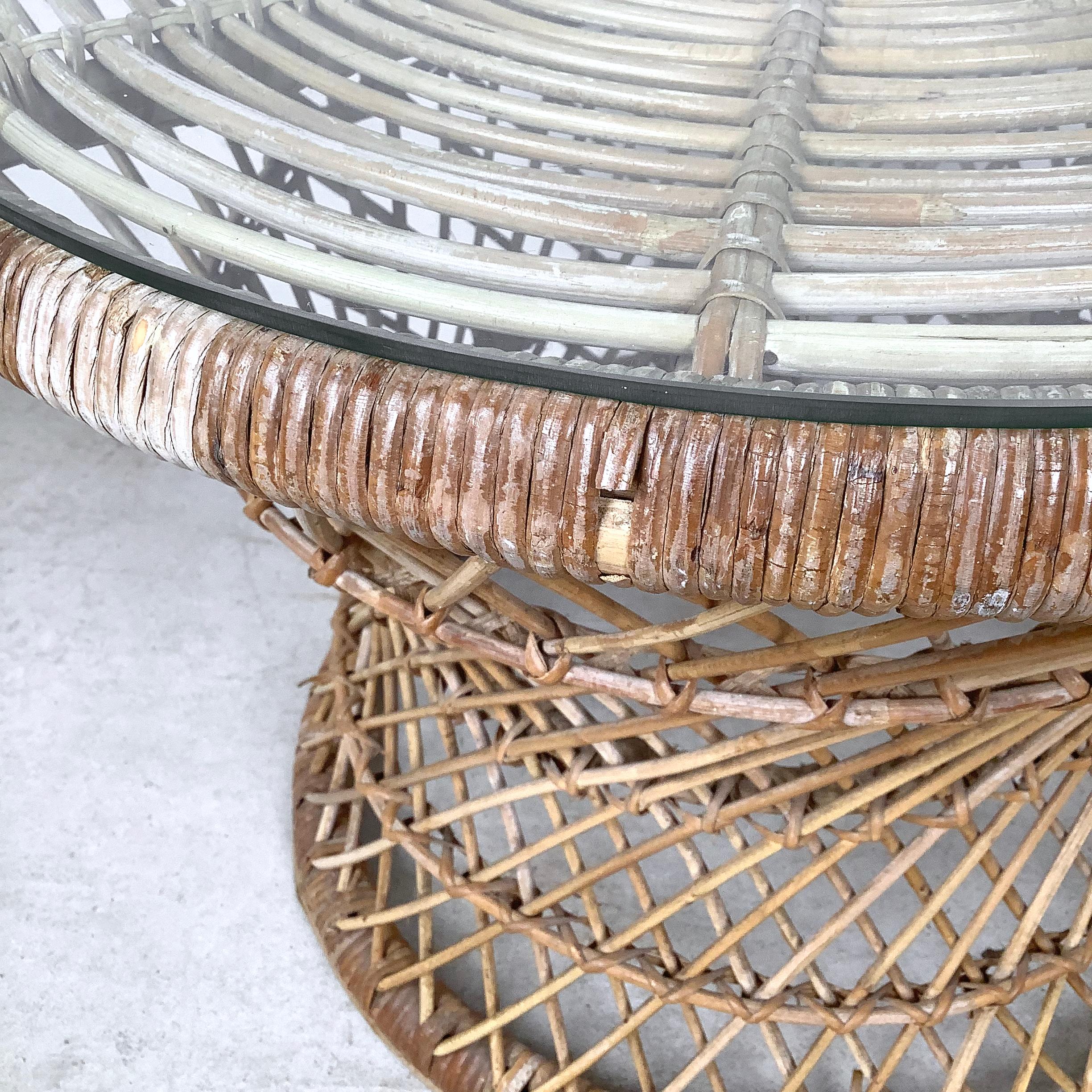 Vintage Wicker Lattice Round Side Table With Glass Top en vente 2