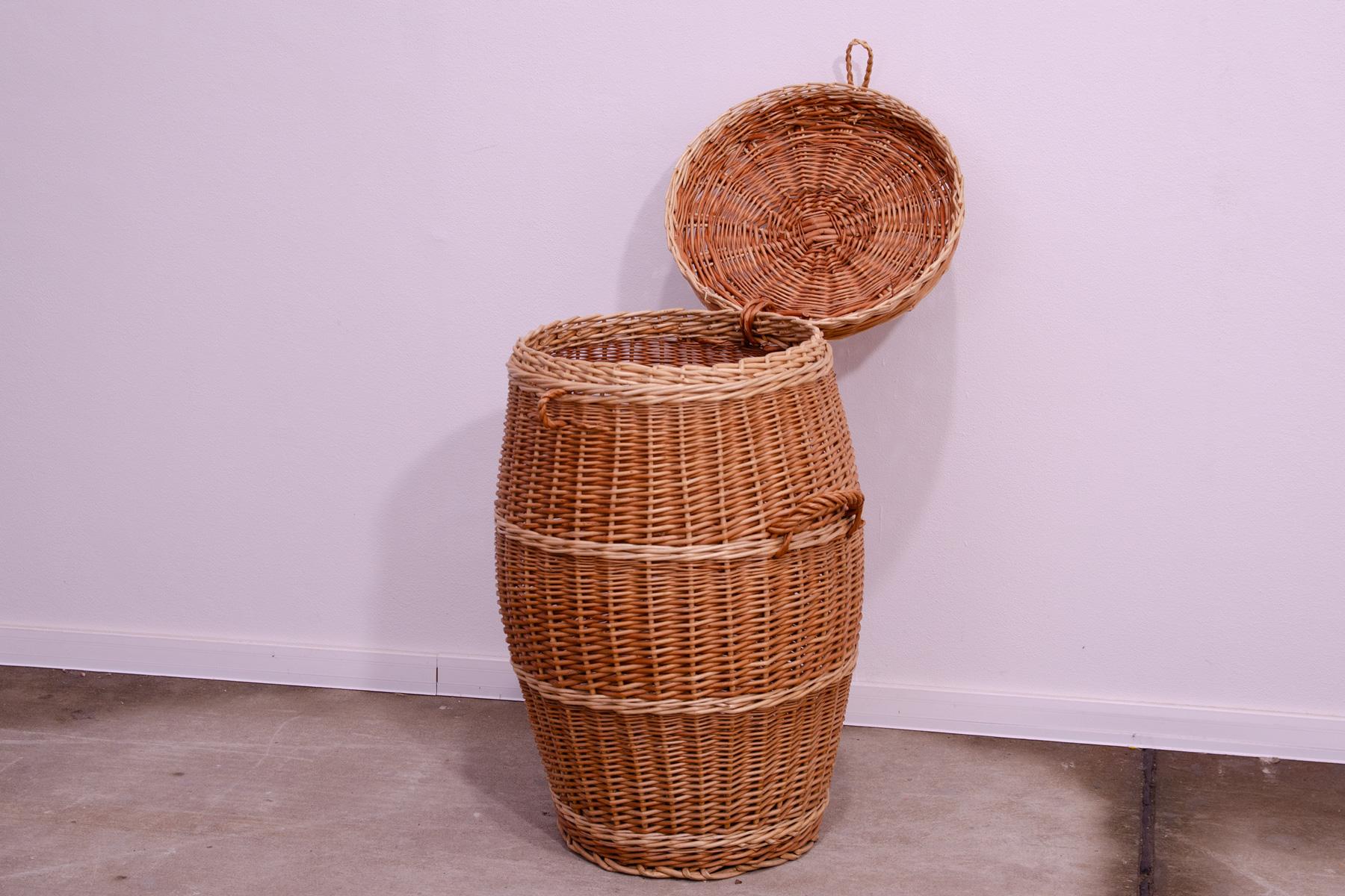 Vintage wicker laundry basket, 1970s, Czechoslovakia For Sale 4