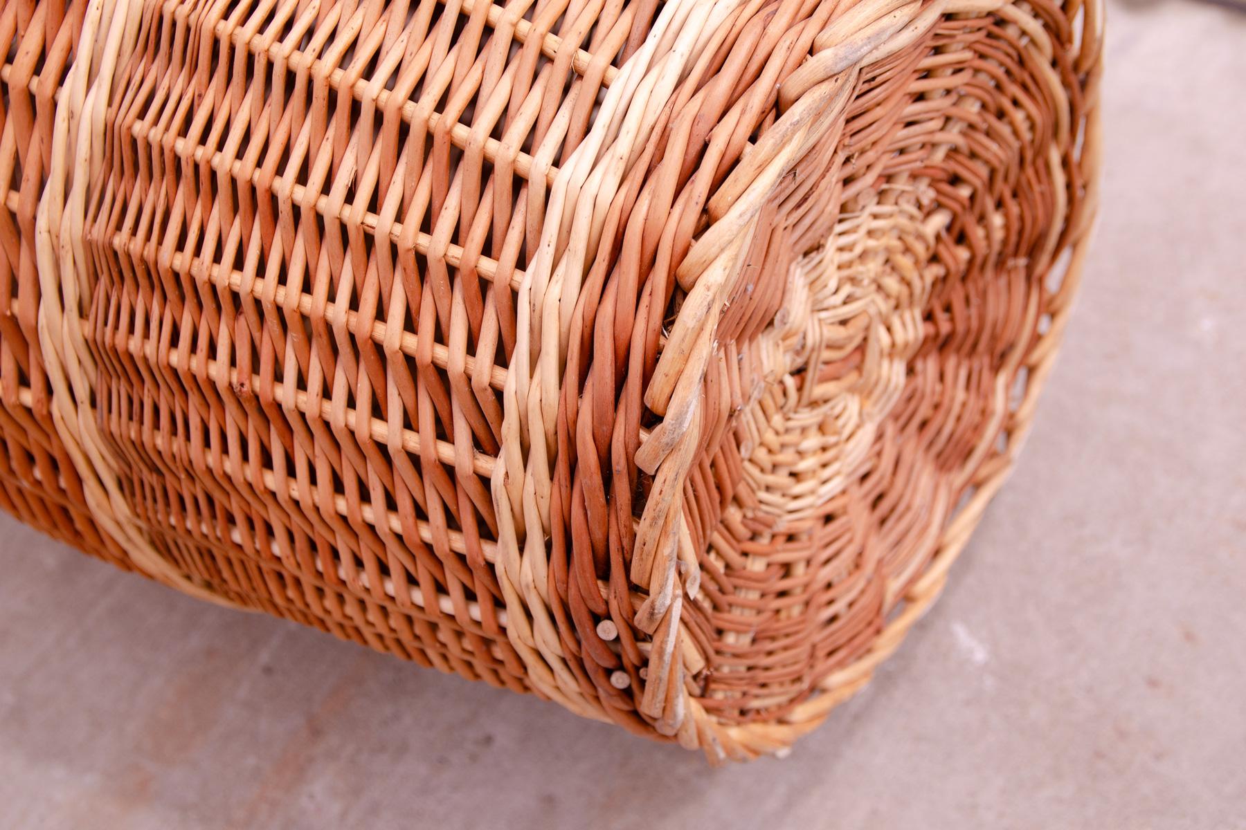 Vintage wicker laundry basket, 1970s, Czechoslovakia For Sale 8