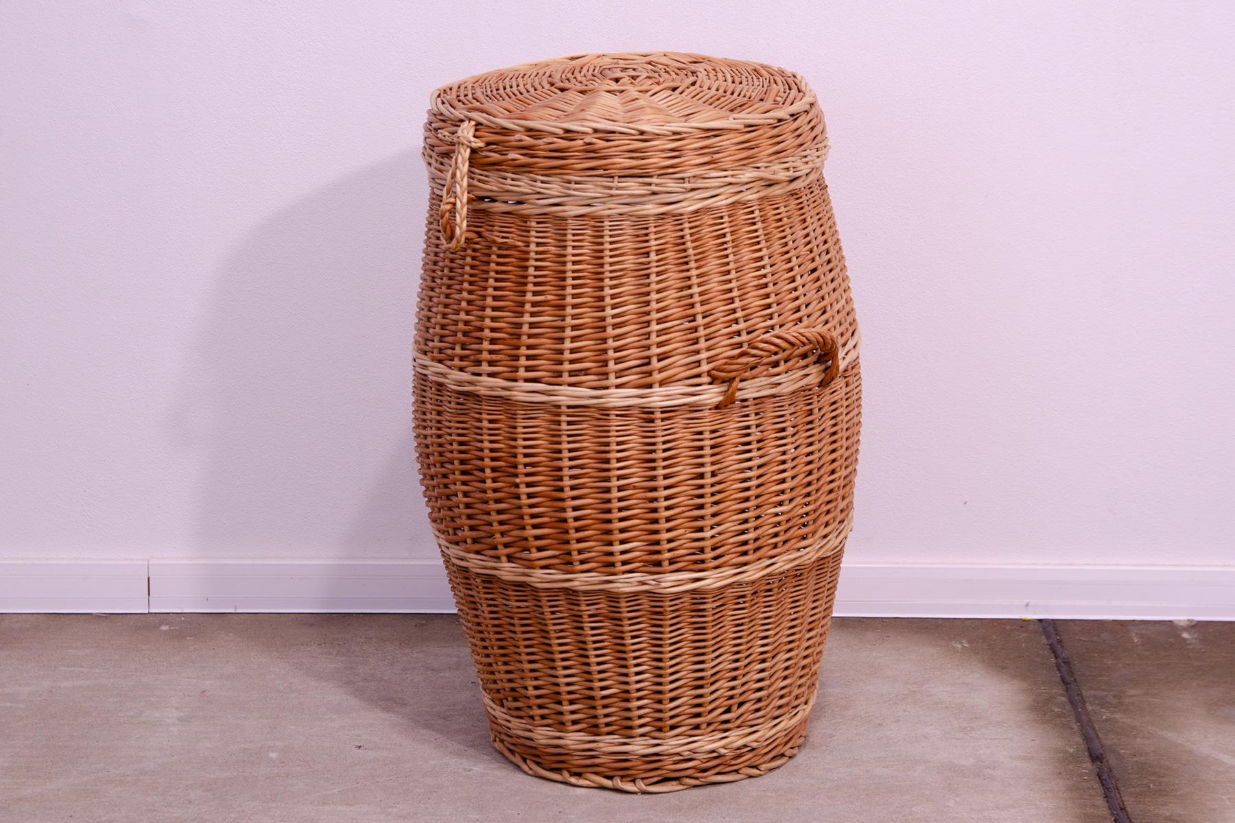 Vintage wicker laundry basket, made in the 70s in the former Czechoslovakia. In very good preserved condition.

Dimensions:

70 x 54 x 44cm (HxWxD)