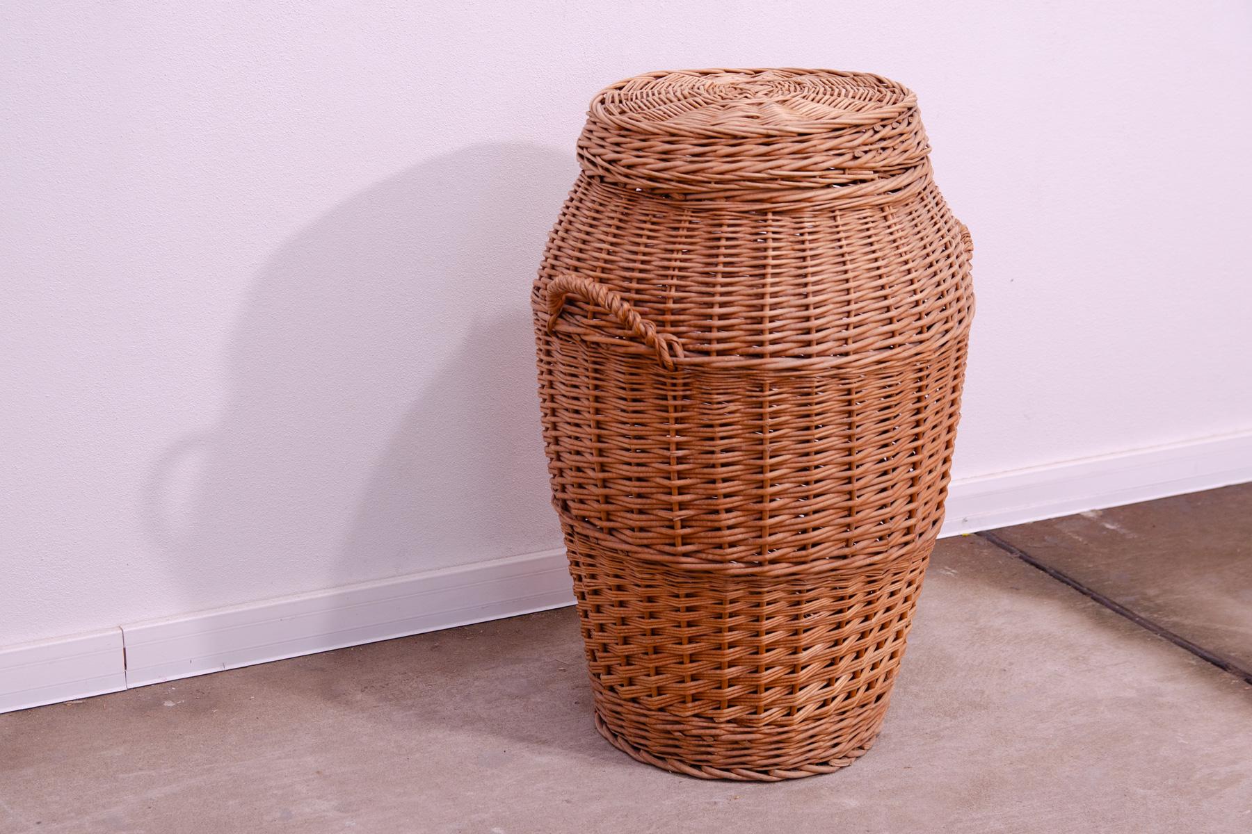 Vintage wicker laundry basket, made in the 70s in the former Czechoslovakia. In very good preserved condition.

Dimensions:

63 x 45 x 40cm (HxWxD)