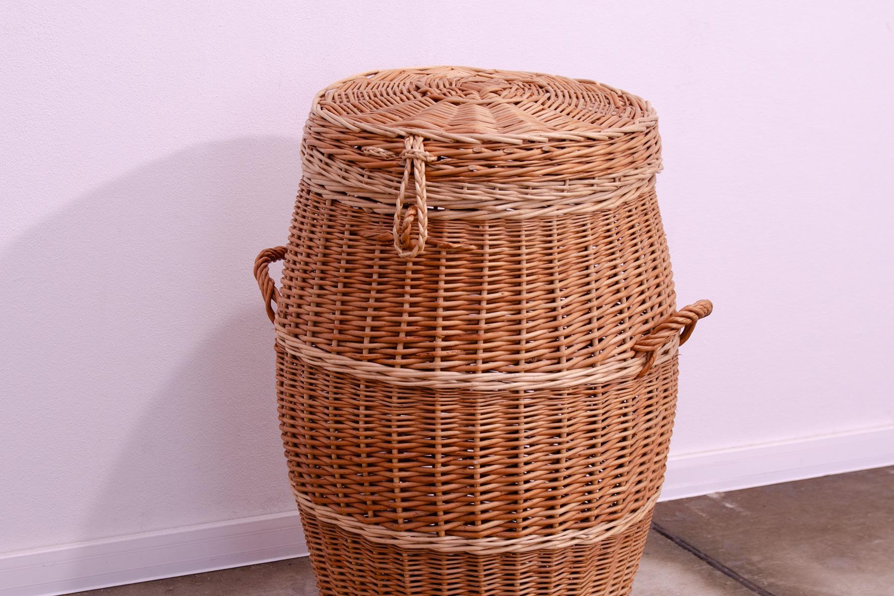 Vintage wicker laundry basket, 1970s, Czechoslovakia In Good Condition For Sale In Prague 8, CZ