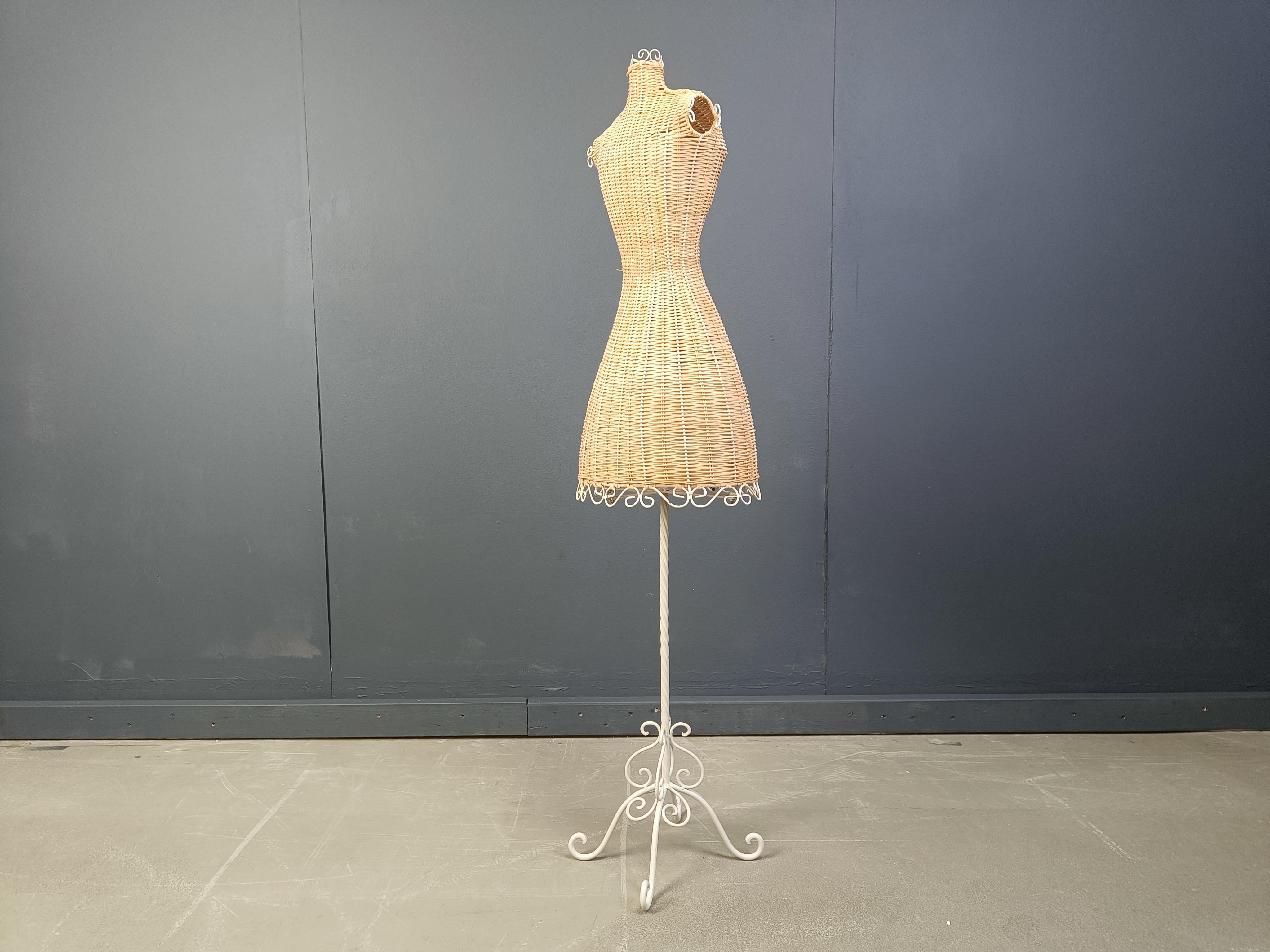 Vintage wicker mannequin on a wrought iron base, 1960s In Good Condition For Sale In Leuven, Vlaams Gewest