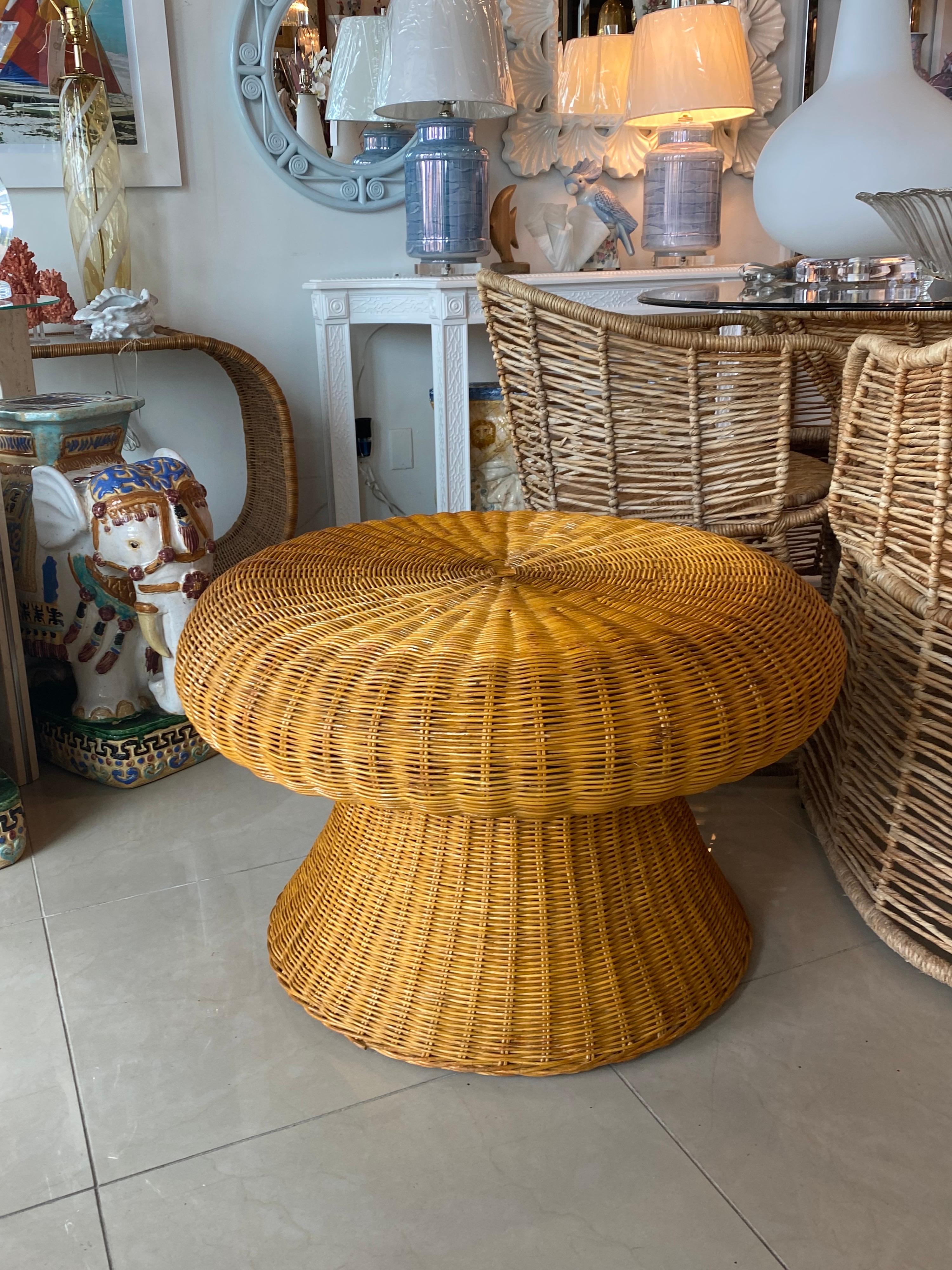 Américain Table cocktail vintage en osier en forme de champignon en vente