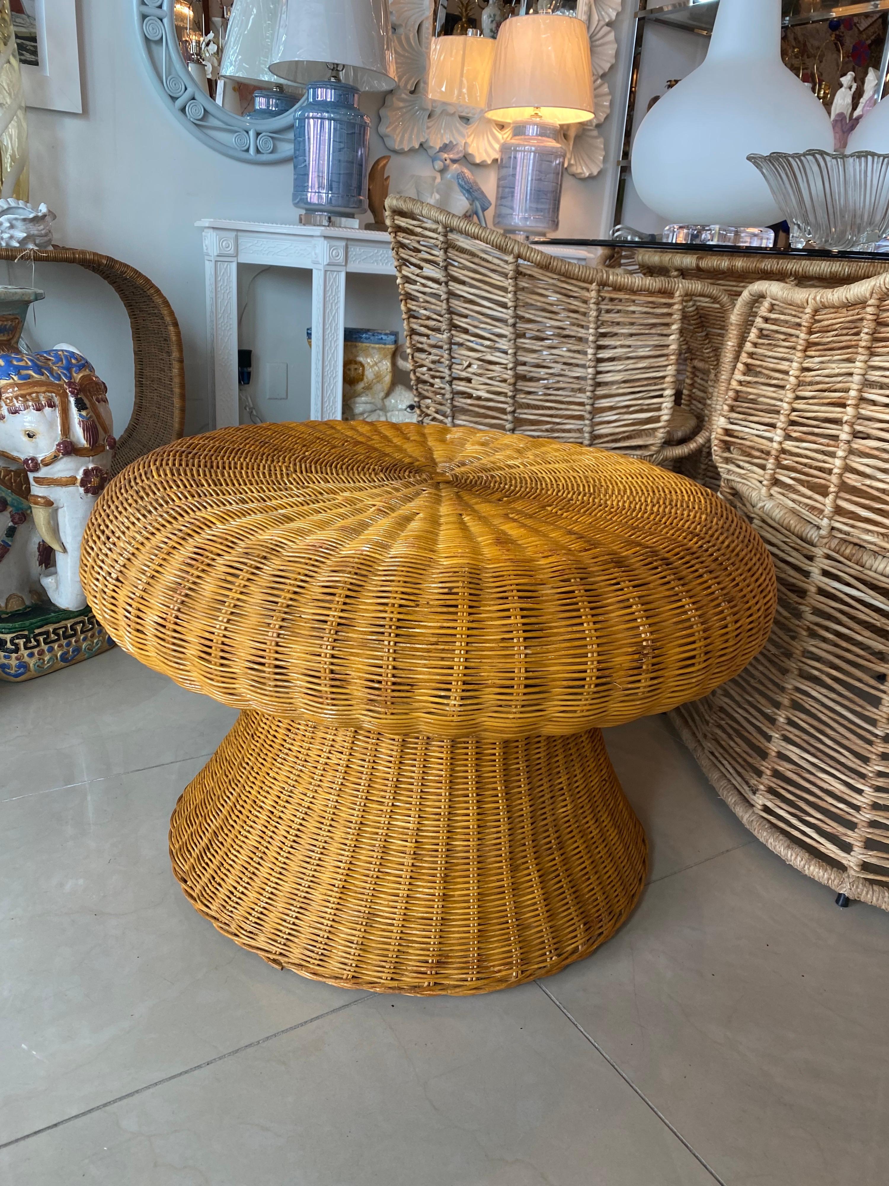 Table cocktail vintage en osier en forme de champignon Bon état - En vente à West Palm Beach, FL