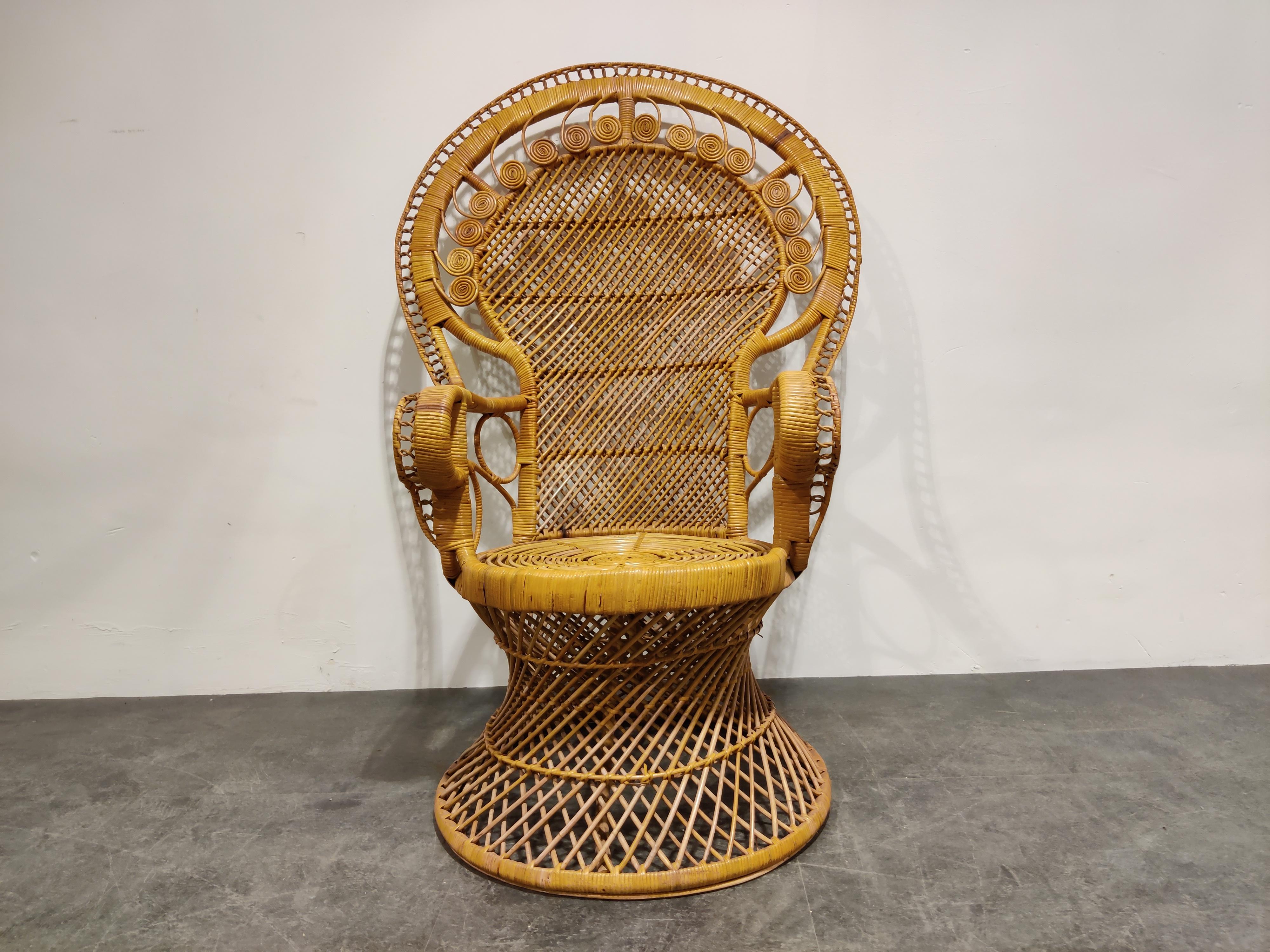 Elegant vintage peacock 'emanuelle' style chair.

Timeless and decorative pieces in the bohemian style.

Can be used both in-and outside.

Good condition.

1970s, Asia

Measures: Height 120cm/47.24