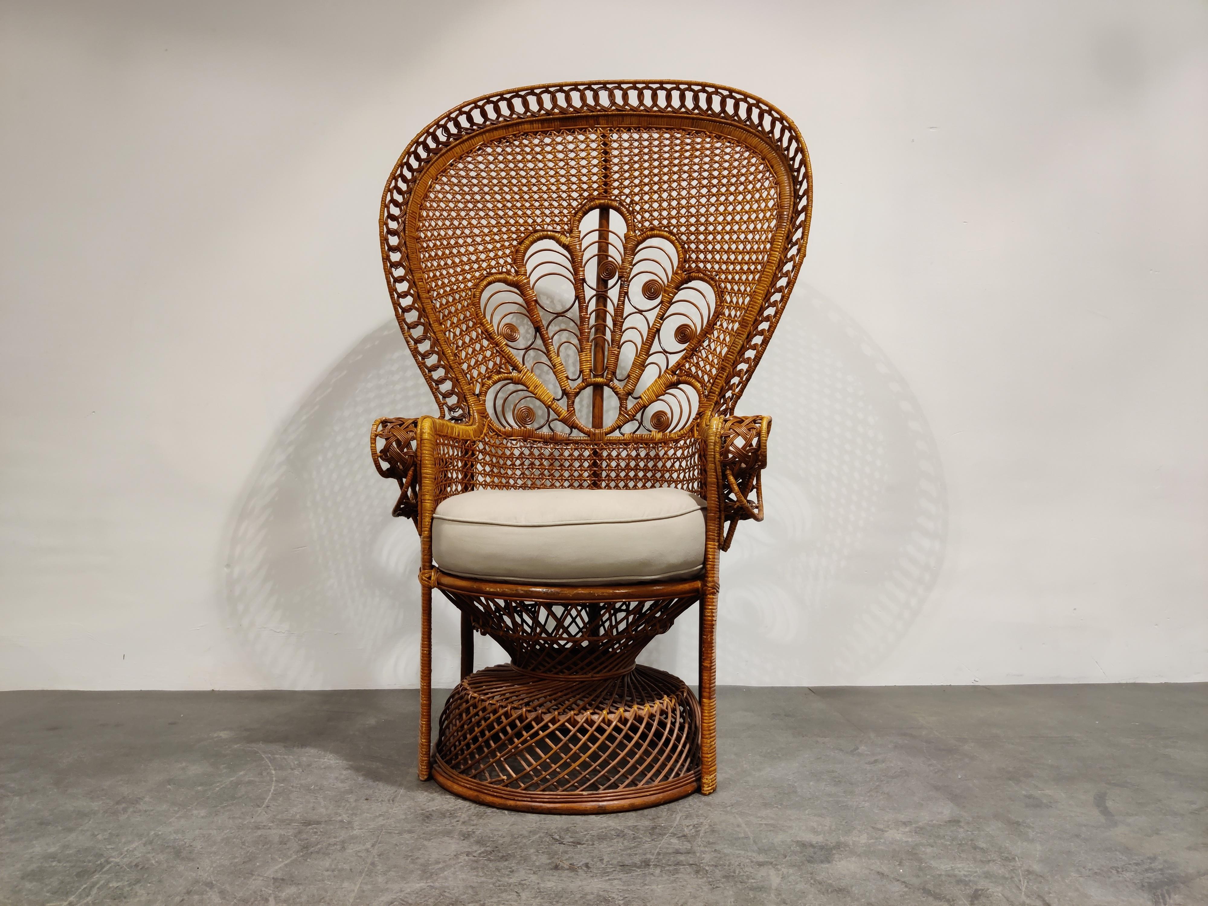 Elegant vintage peacock 'emanuelle' style chair.

Timeless and decorative pieces in the bohemian style.

Can be used both in-and outside.

Good condition,

1970s, Asia

Measures: Height 120cm/47.24