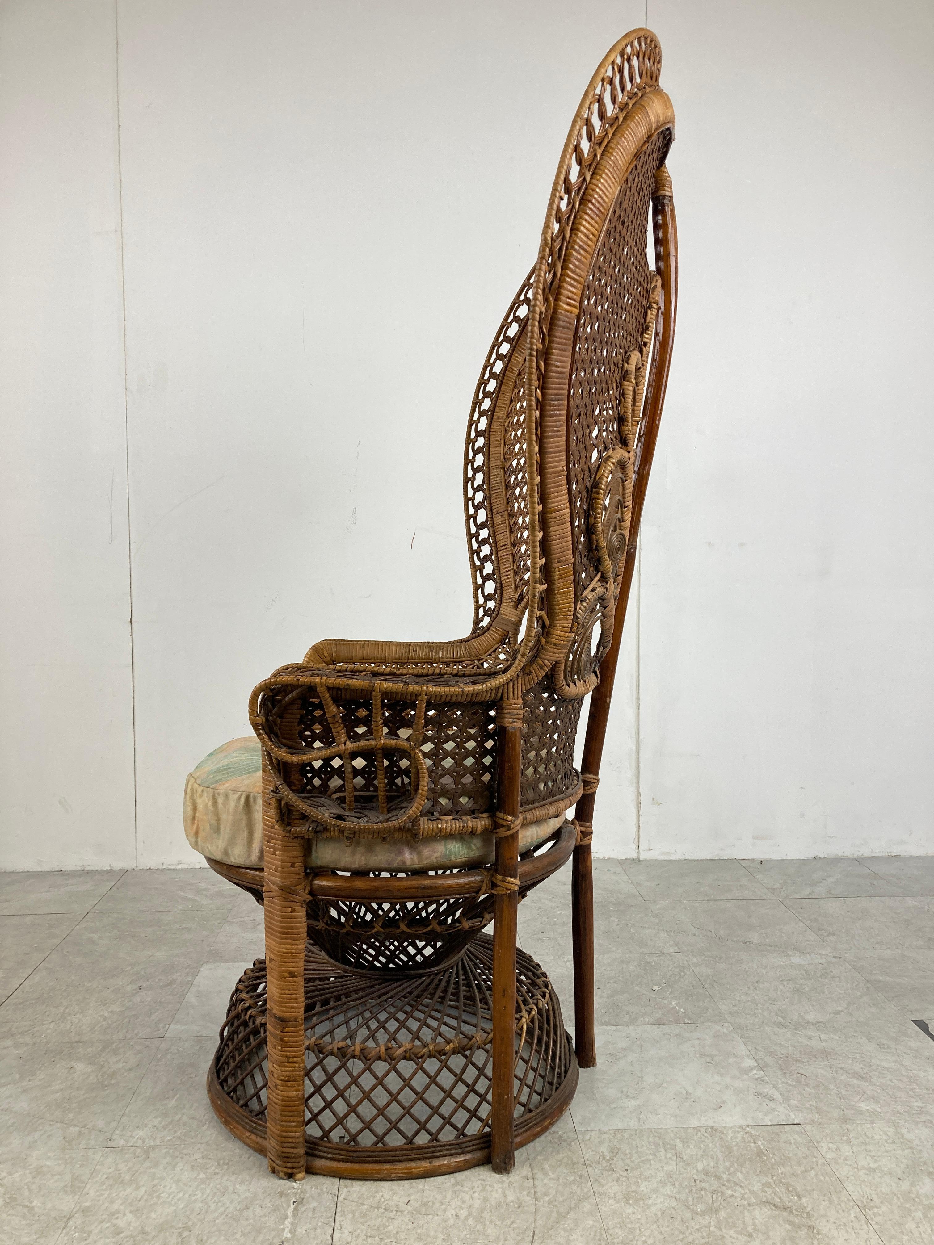 Elegant vintage peacock 'emanuelle' style chair.

Timeless and decorative pieces in the bohemian style.

Can be used both in-and outside.

Good condition with normal age related wear

1970s - Asia

Measures: height: 140cm/55.11