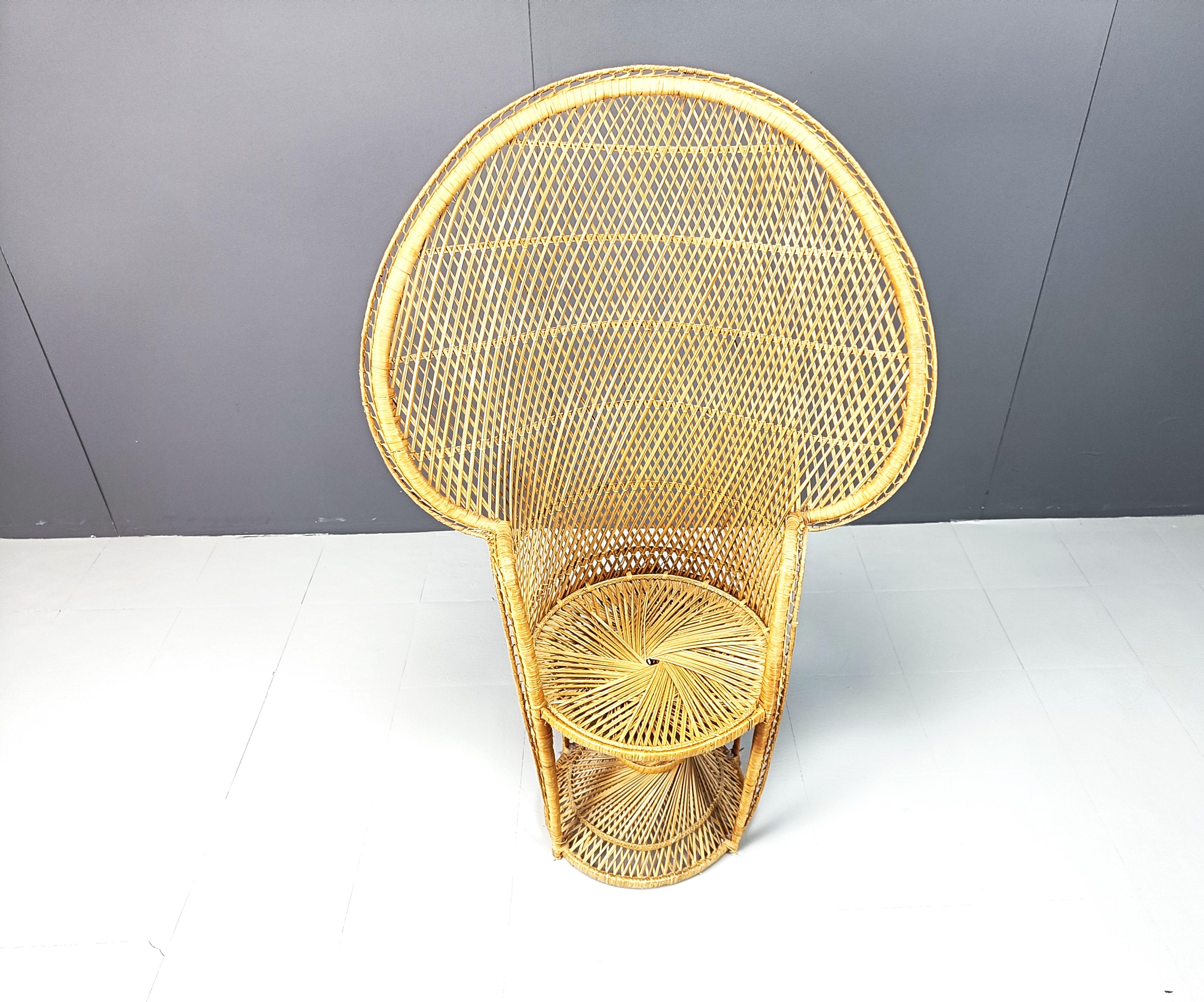 Elegant vintage peacock 'emanuelle' style chair.

Timeless and decorative pieces in the bohemian style.

Can be used both in-and outside.

Good condition.

1970s - Asia

Height: 138cm
Width: 90cm
Depth: 45cm
Seat height: 45cm

Ref.: 645752

