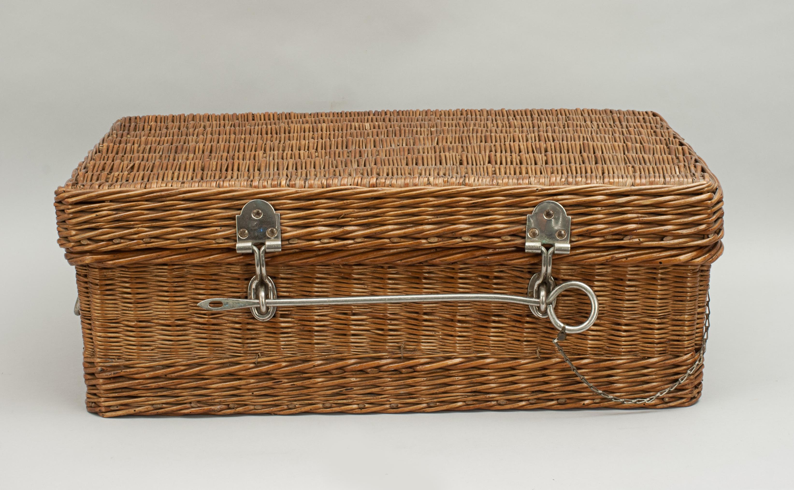 Vintage Wicker Picnic Basket, Four Person Picnic Set In Good Condition In Oxfordshire, GB