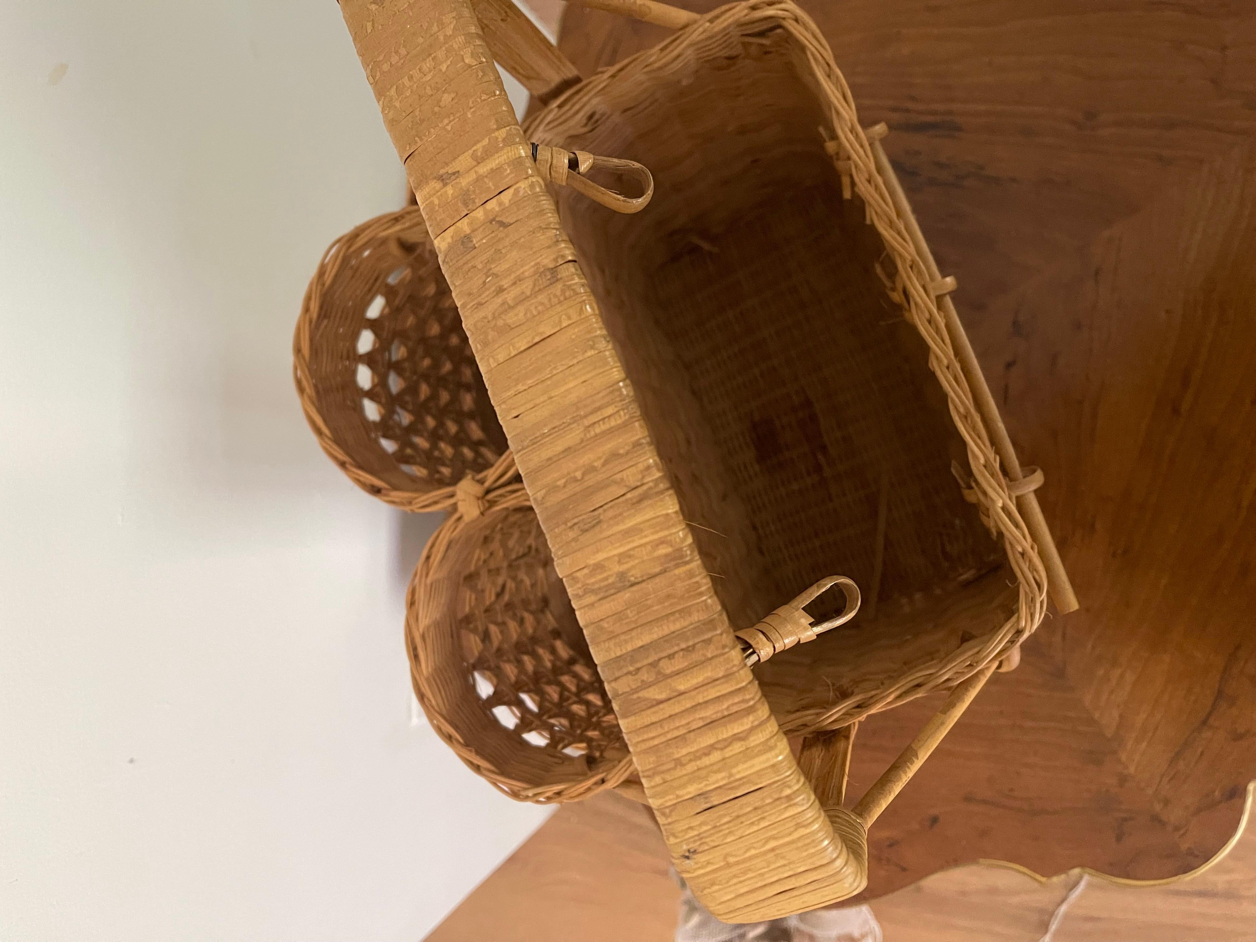 Vintage Wicker Picnic Basket with Bottle Space In Good Condition For Sale In Boca Raton, FL