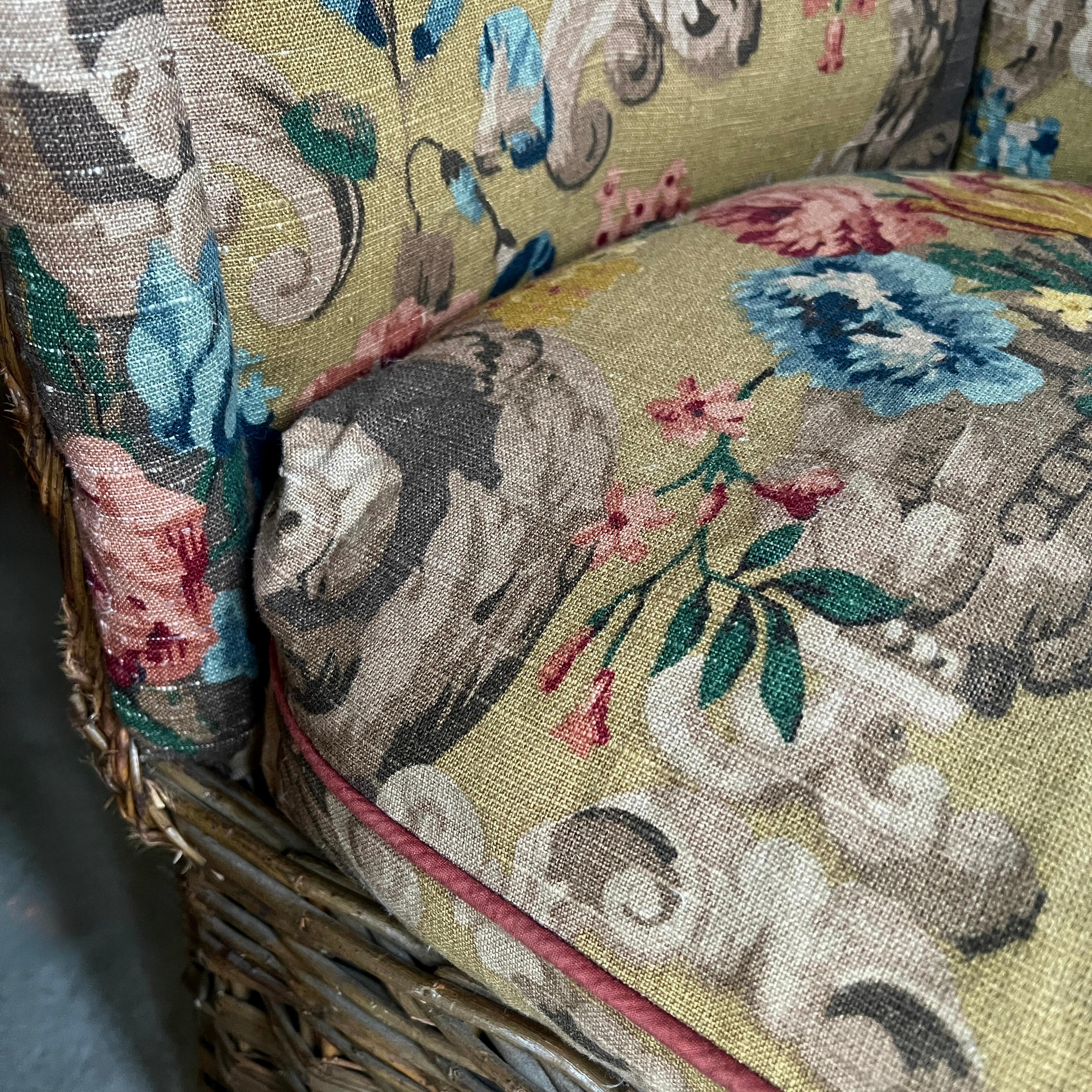 Chaise portante vintage en osier tapissée de lin rococo mulberry en vente 3