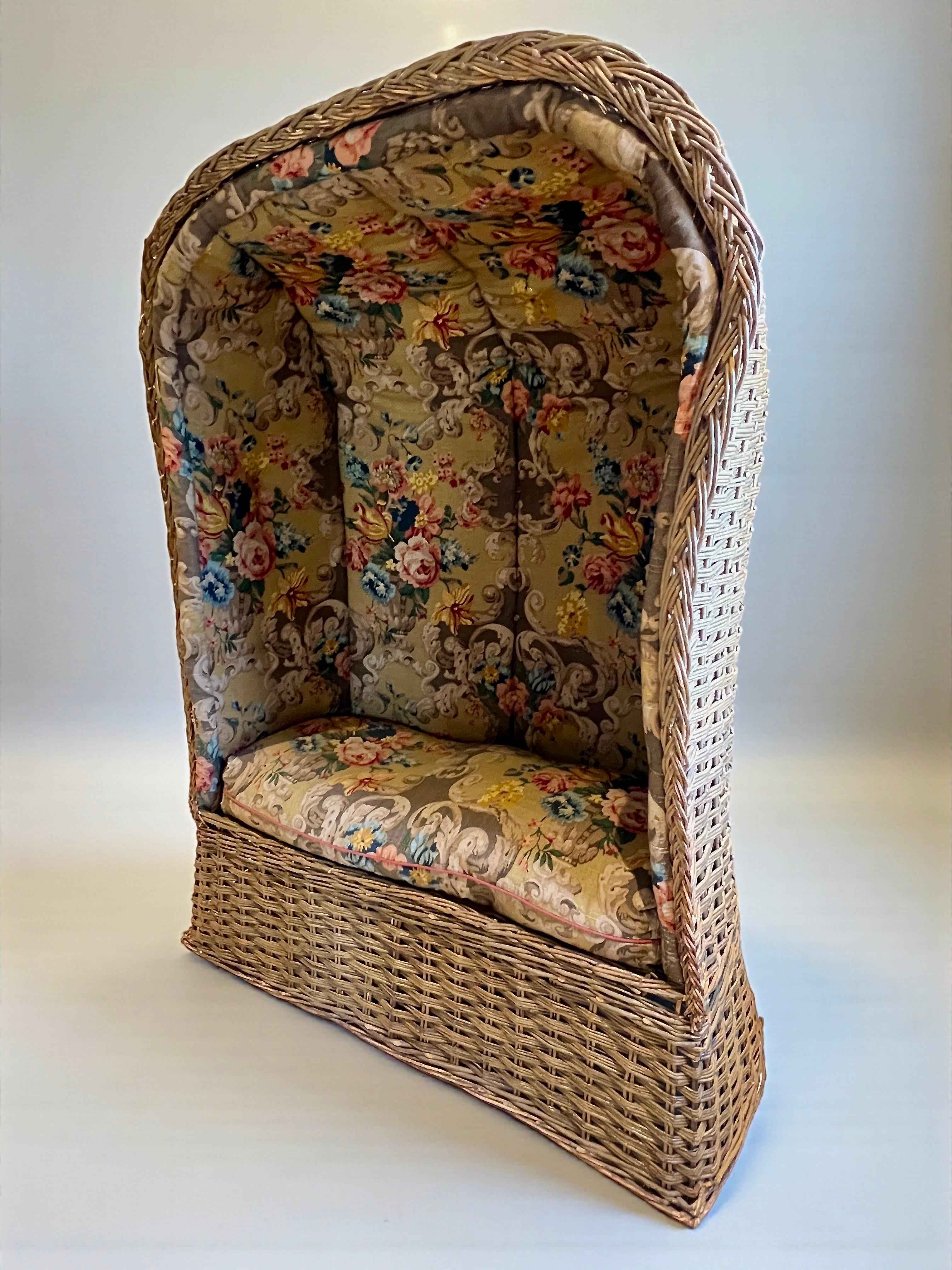 Arts and Crafts Chaise portante vintage en osier tapissée de lin rococo mulberry en vente
