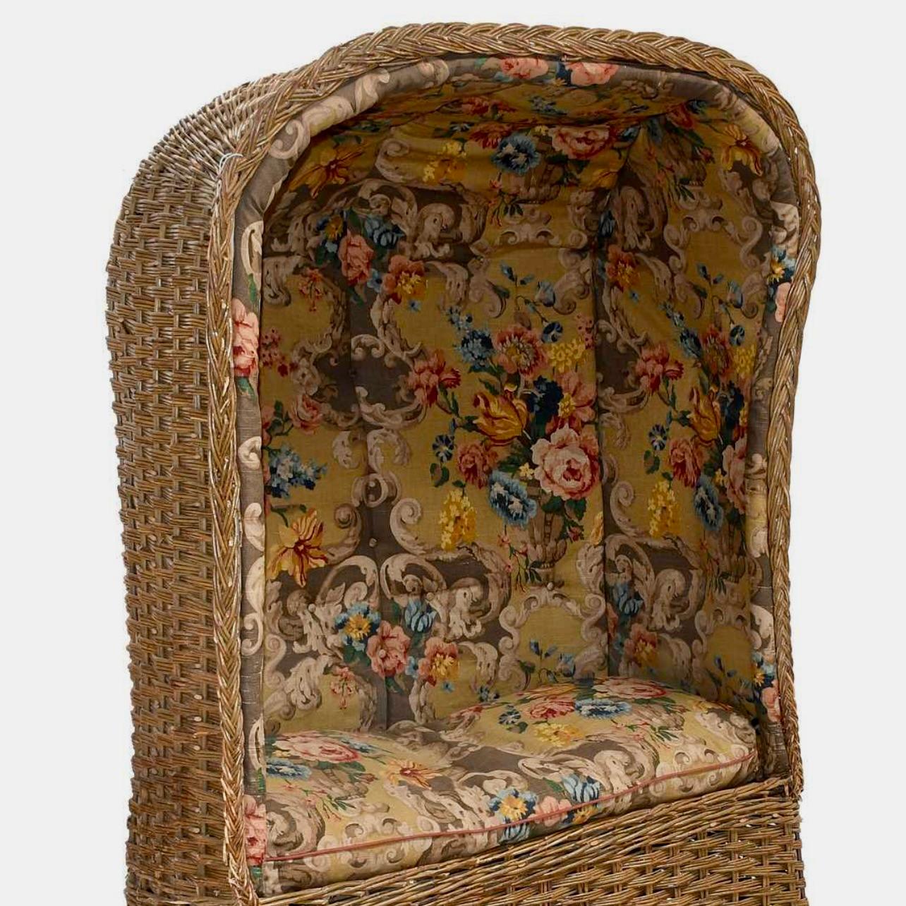 Chaise portante vintage en osier tapissée de lin rococo mulberry Bon état - En vente à London, GB