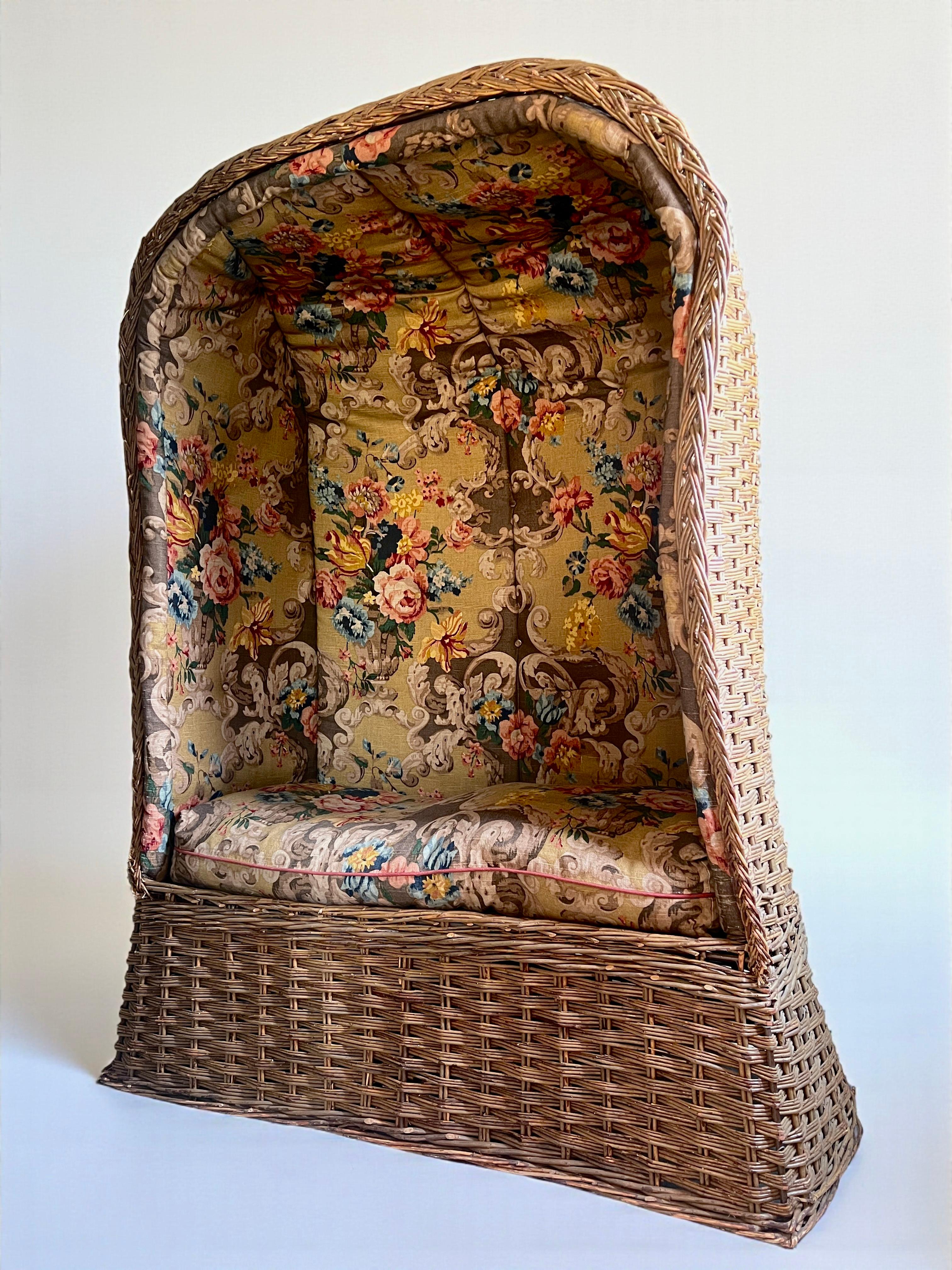 20ième siècle Chaise portante vintage en osier tapissée de lin rococo mulberry en vente