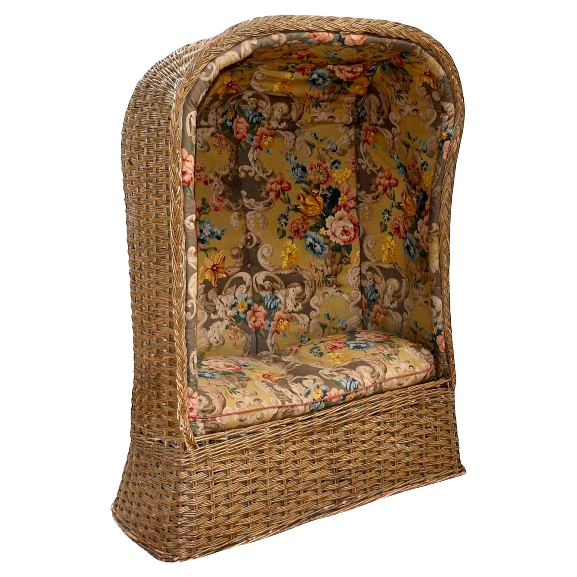 Chaise portante vintage en osier tapissée de lin rococo mulberry en vente