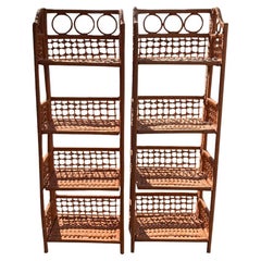 Par de estanterías plegables de mimbre y ratán de estilo vintage