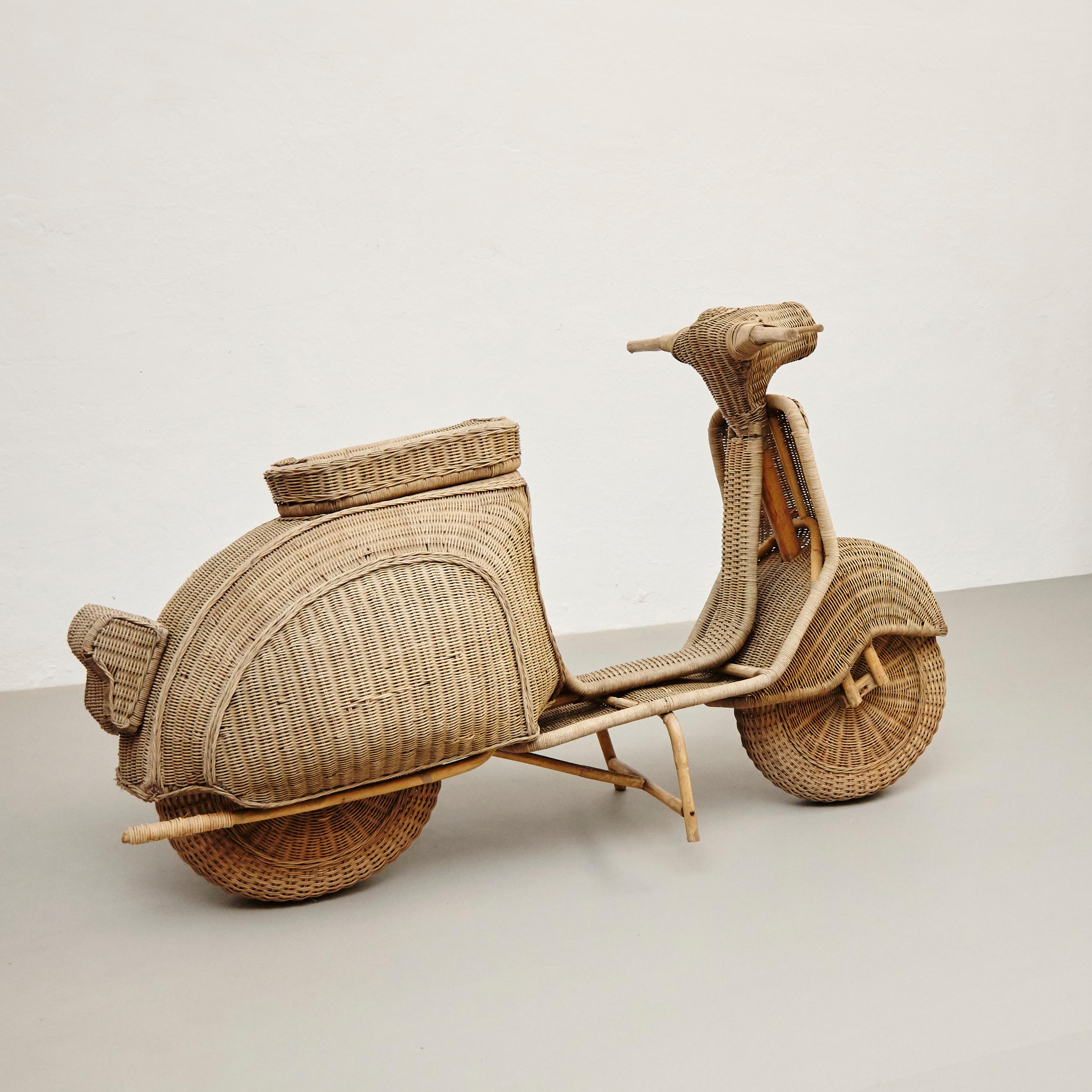 Vieille Vespa en osier et rotin taille réelle, circa 1970 7