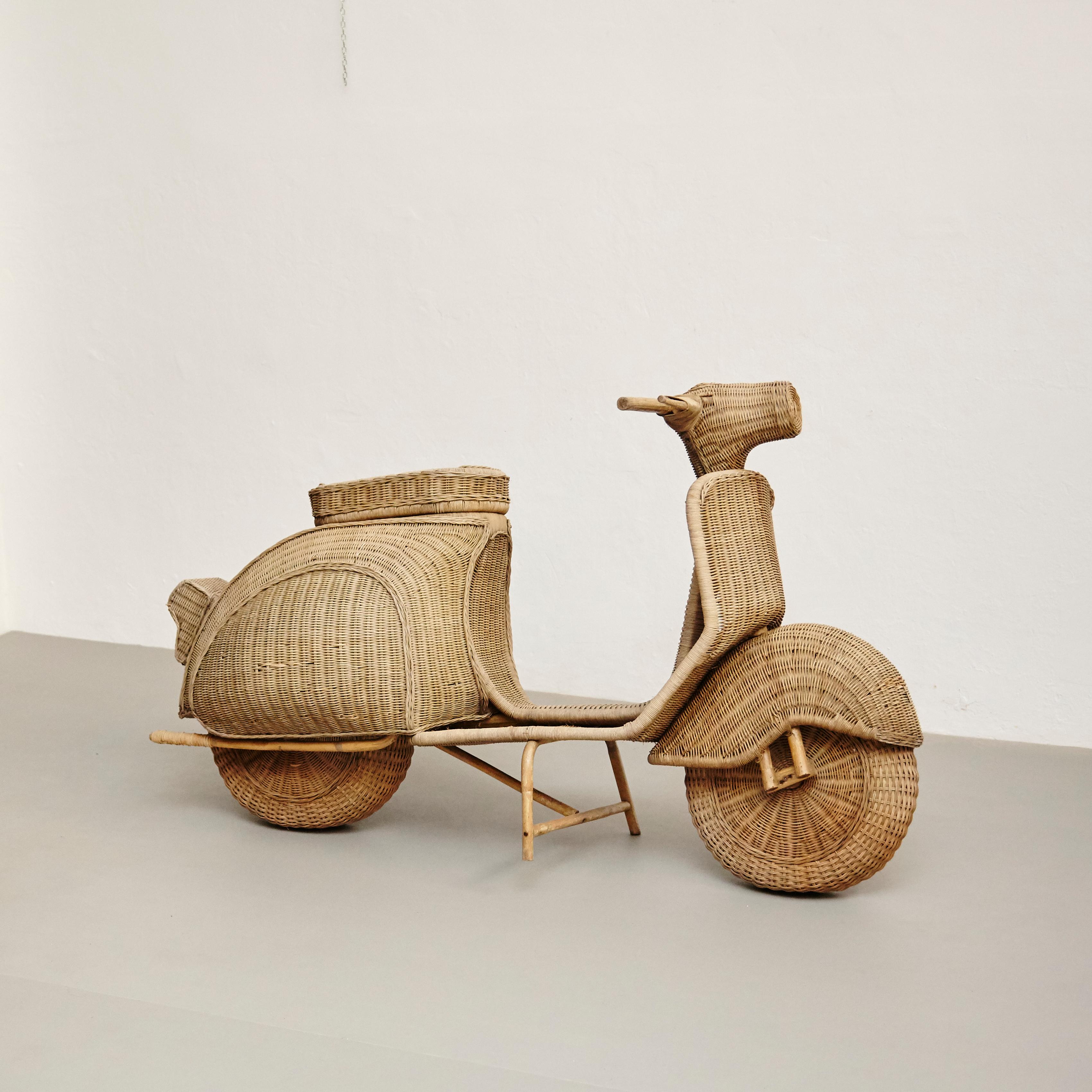 Vieille Vespa en osier et rotin taille réelle, circa 1970 8