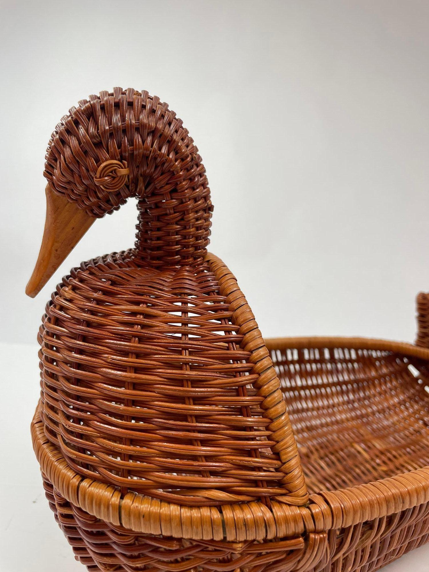 Panier vintage en rotin tressé avec motif de canard en vente 3