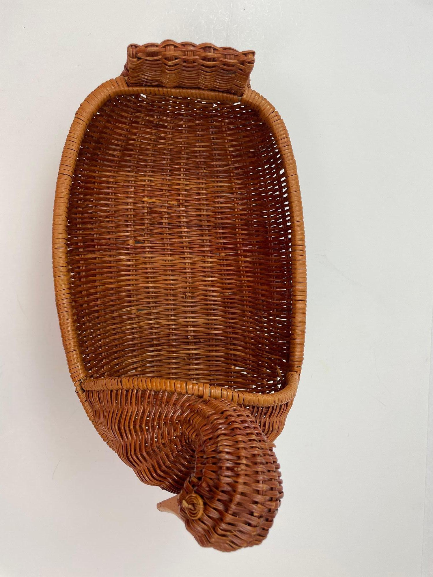 Vintage Wicker Rattan Woven Duck Motif Basket In Good Condition For Sale In North Hollywood, CA